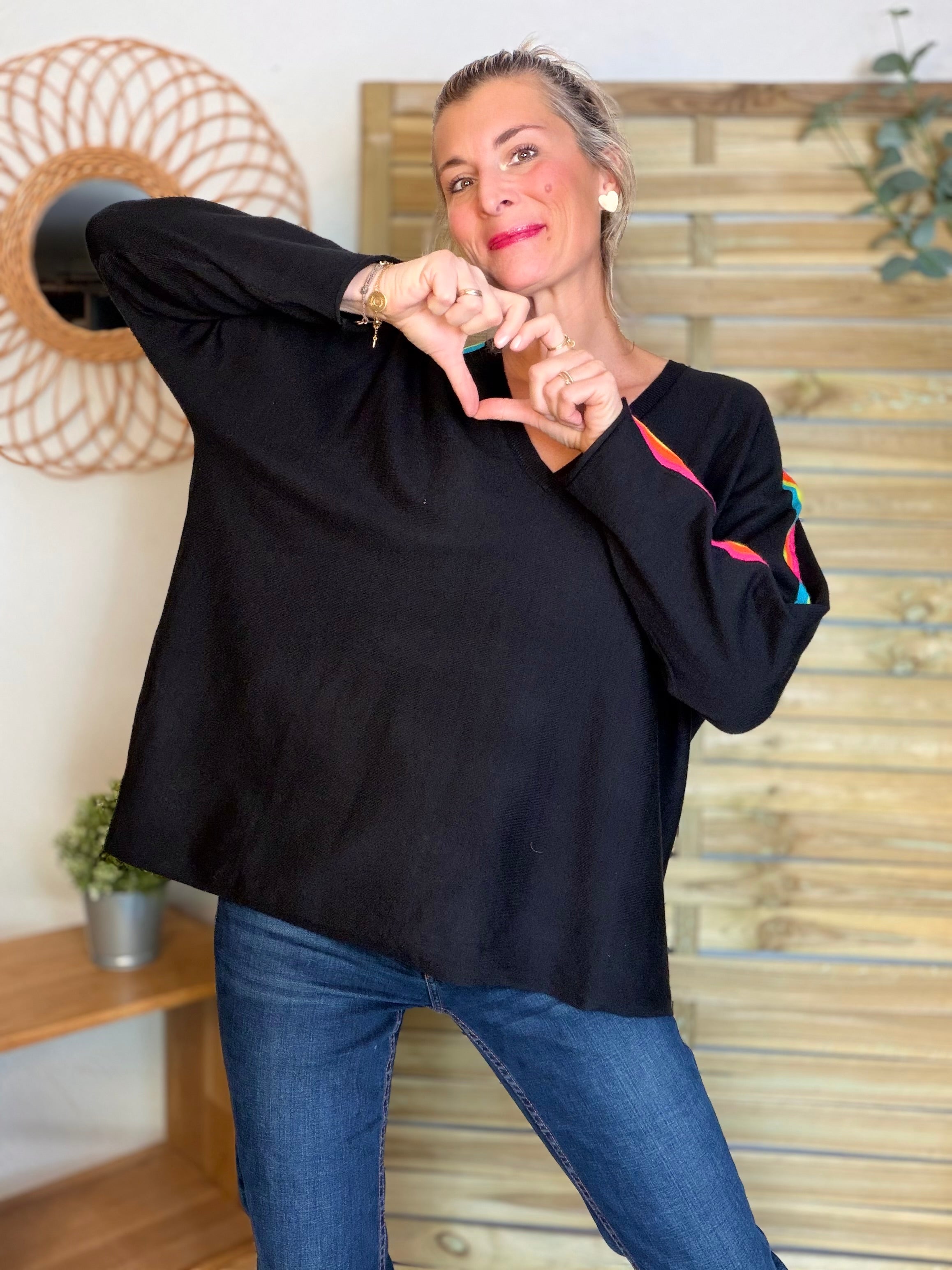 Pull fin avec bandes colorées, col V - RAINBOW OVERSIZE 🌈 Noir