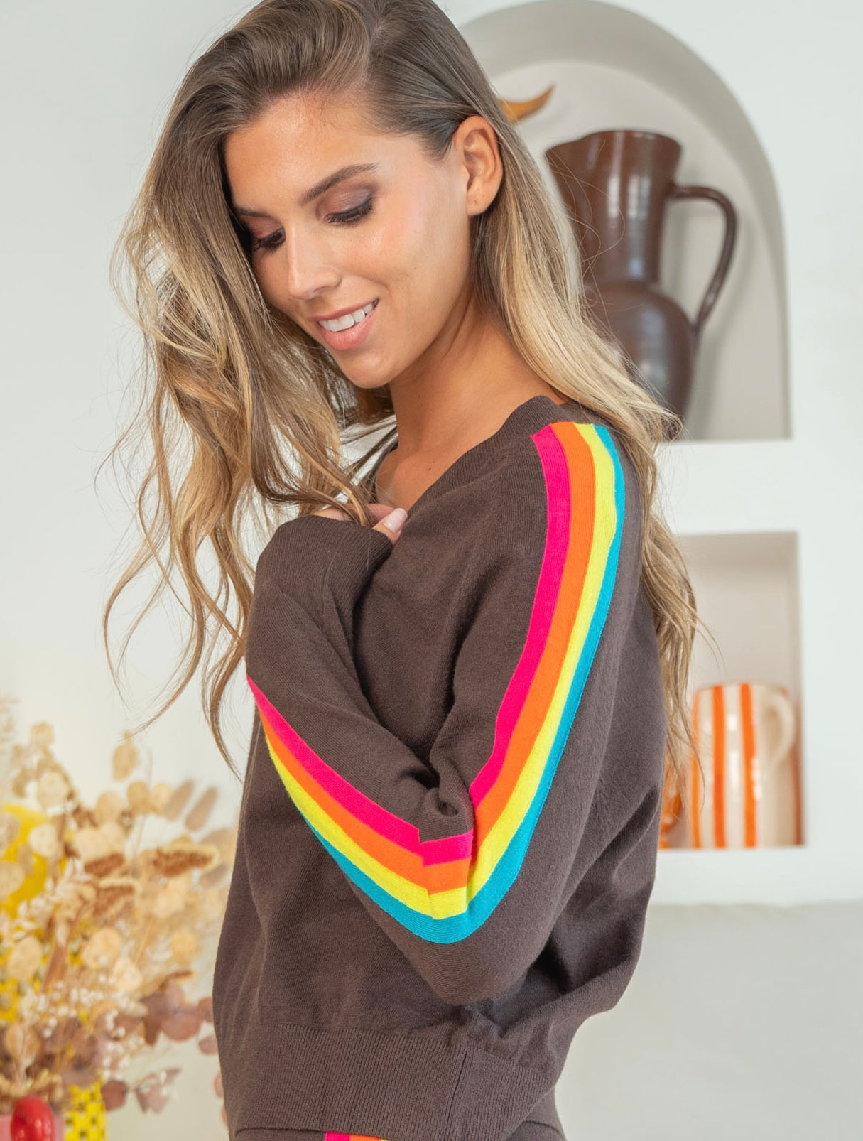 Pull fin avec bandes colorées, col V - RAINBOW 🌈 Chocolat