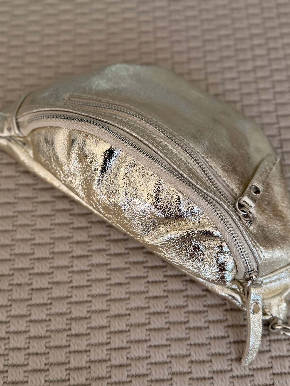 IMPERFECTION • Sac banane en cuir irisé double poche - OPALE - Doré / argent