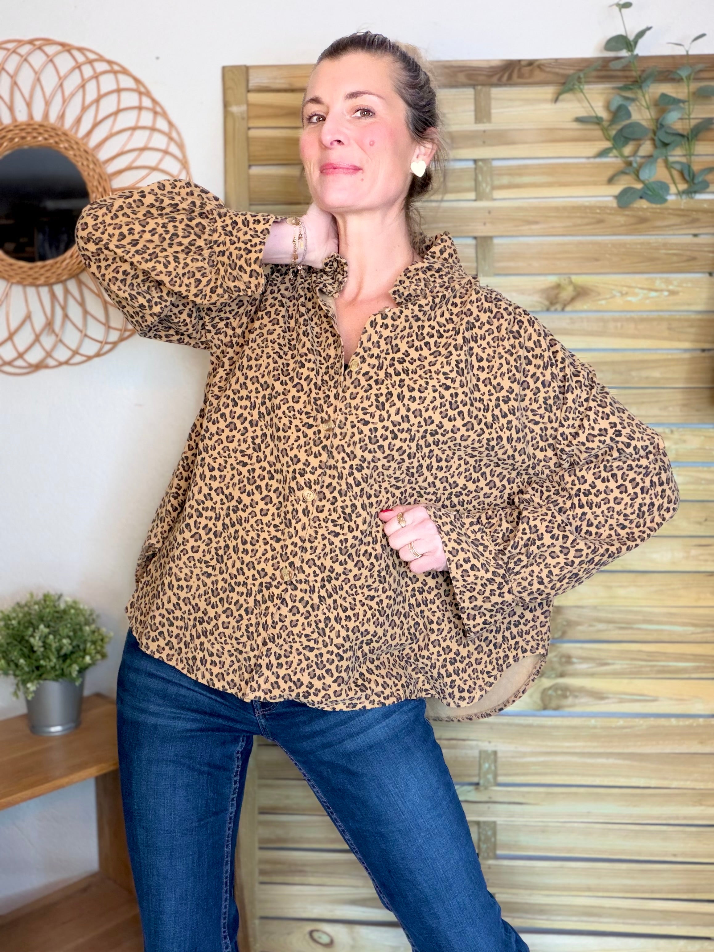 Chemise en velours côtelé fin coton, col volanté FRIDA - Léo camel 🐆