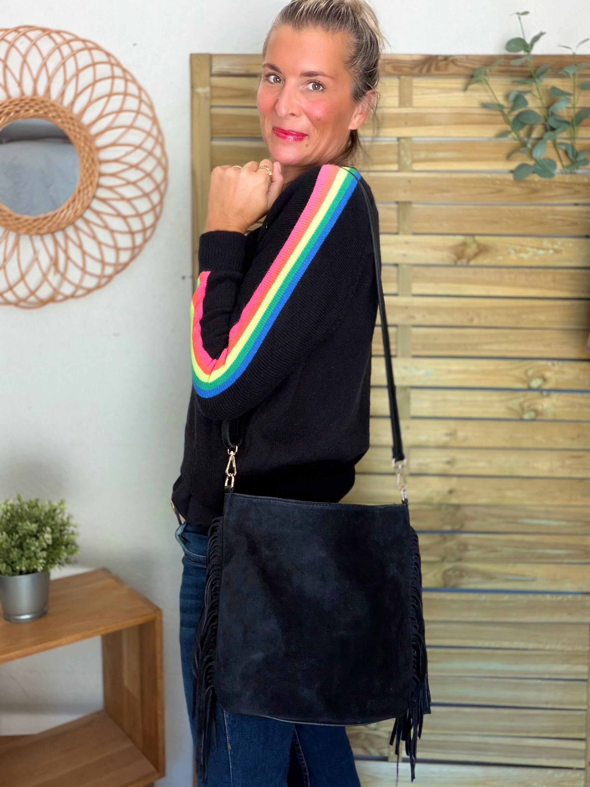 Pull épais avec bandes colorées, col V - RAINBOW 🌈 Noir - Winter 2026