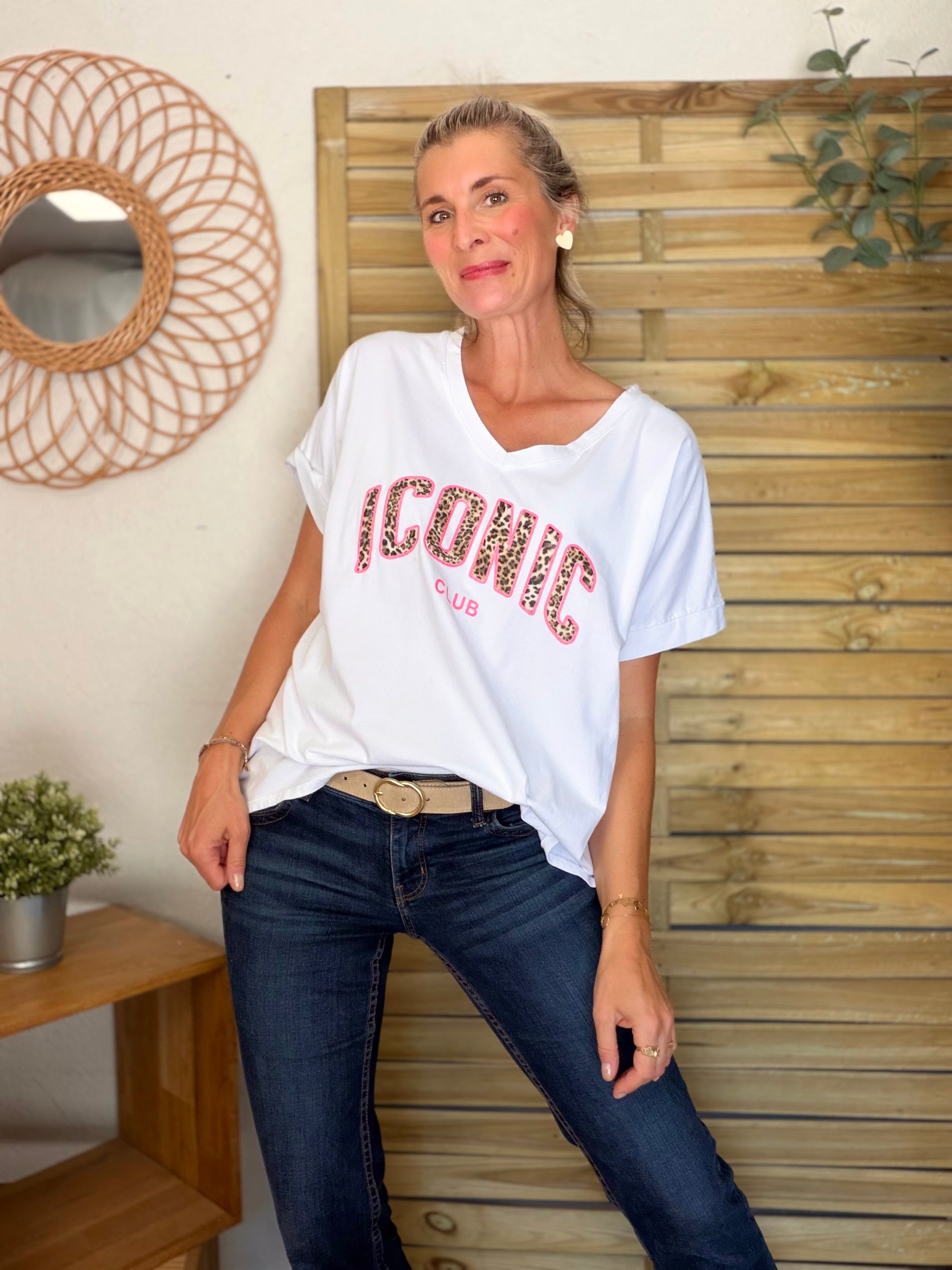 Tee shirt col V ICONIC club Léo oversized MILA Blanc