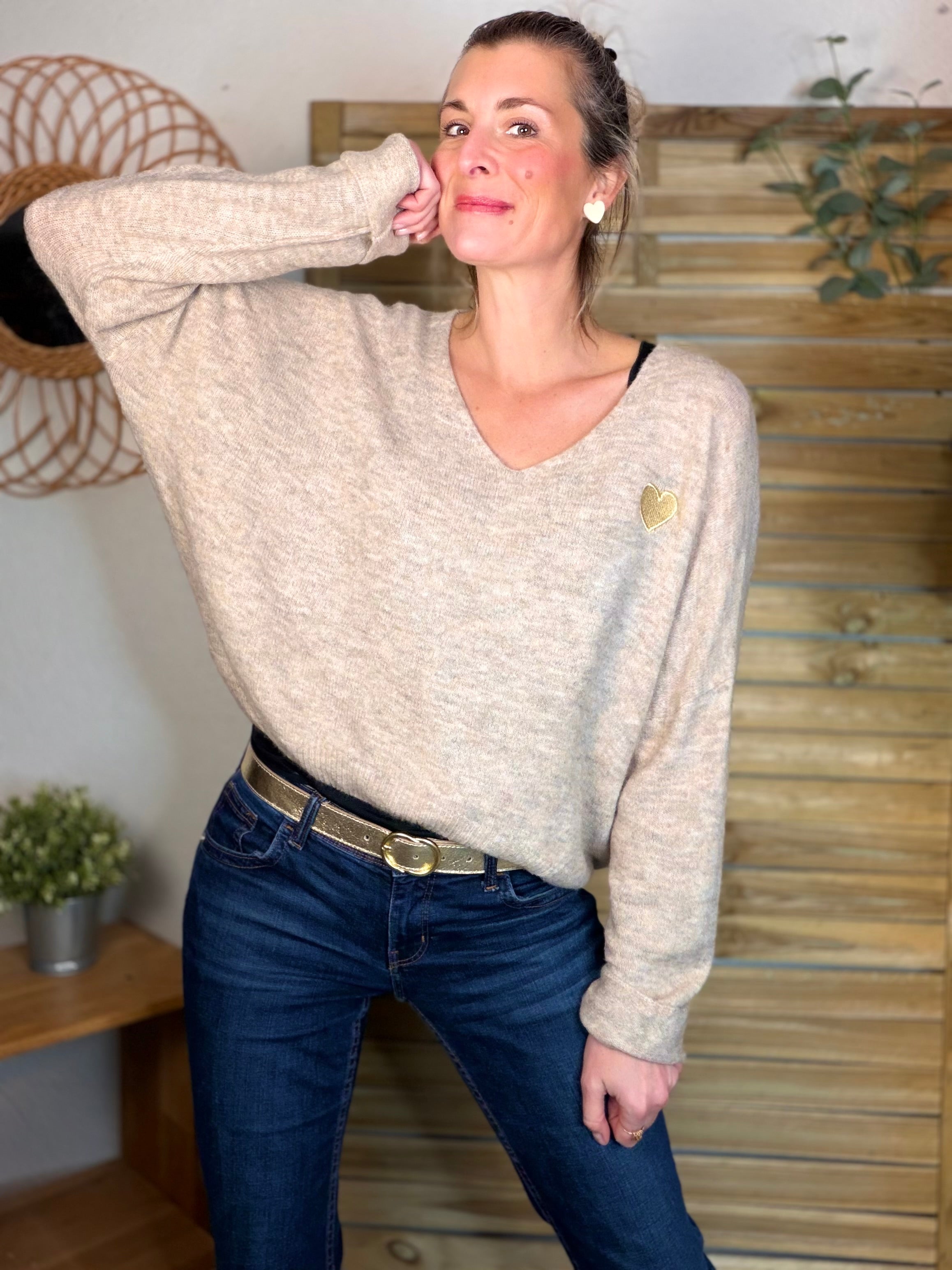 Pull léger en maille col V cœur doré brodé 💛 MELINA - beige chiné