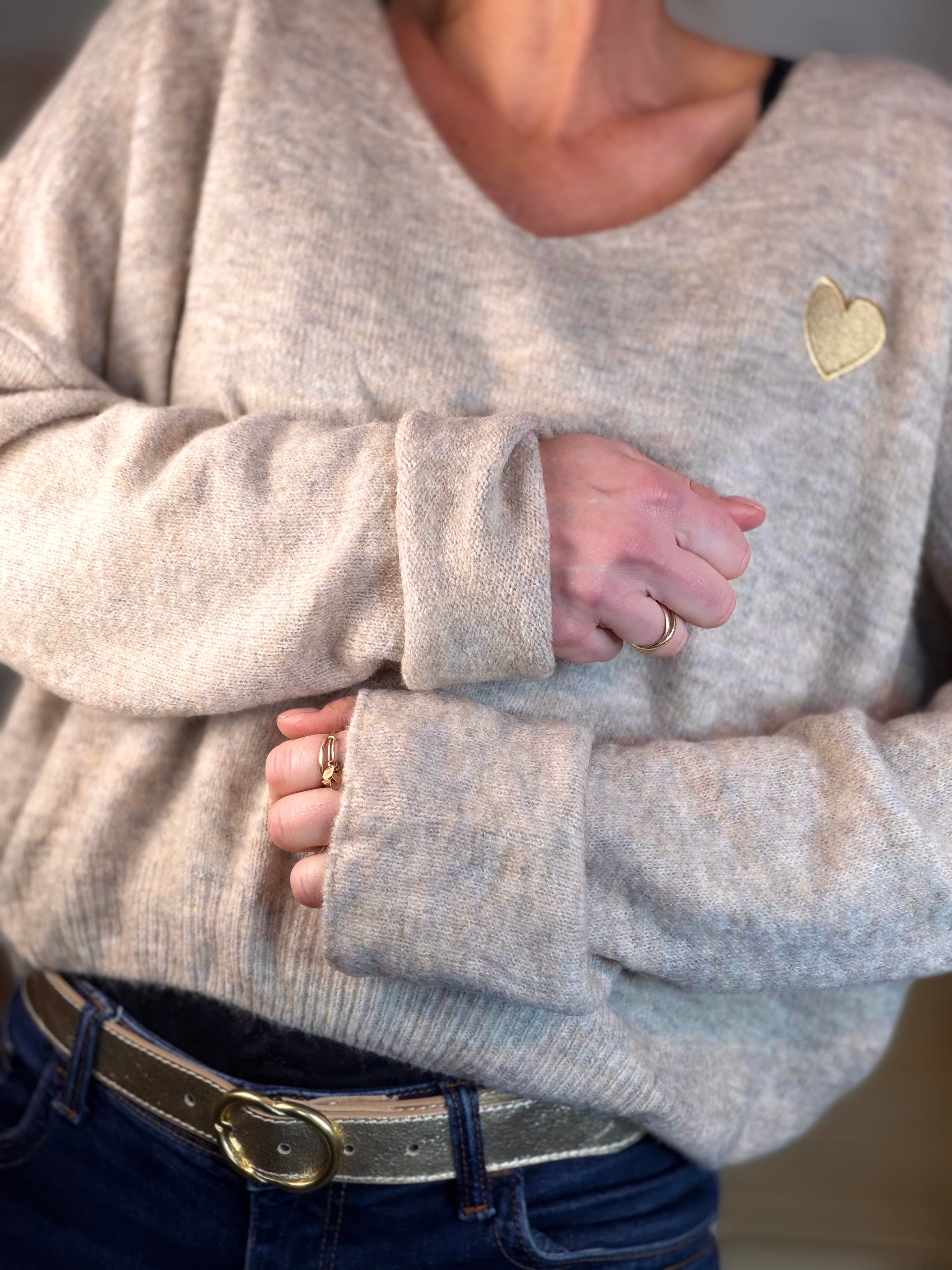 Pull léger en maille col V cœur doré brodé 💛 MELINA - beige chiné