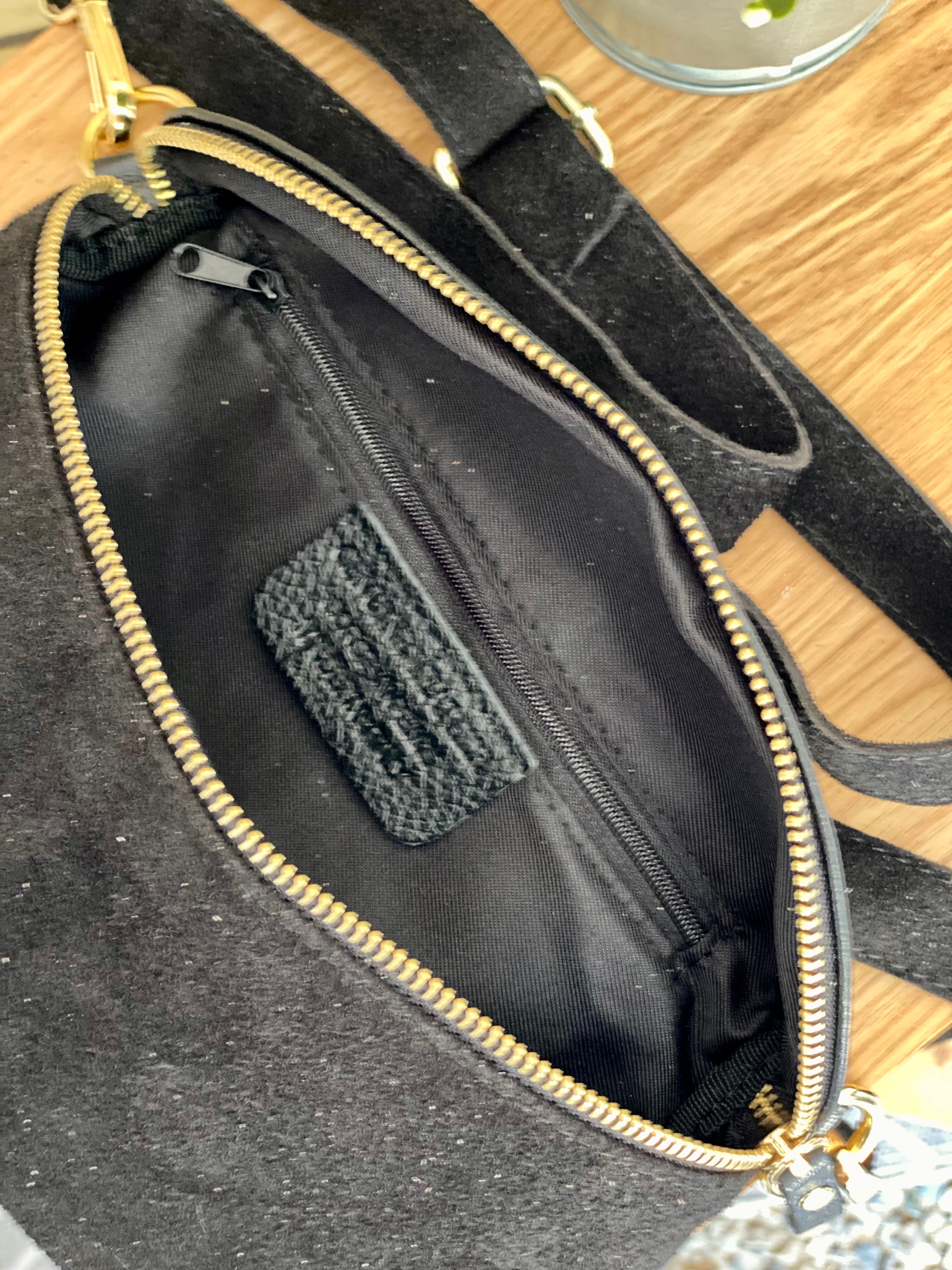 Sac banane M bi-matière en cuir irisé et velours 24cm - POLLY- Noir