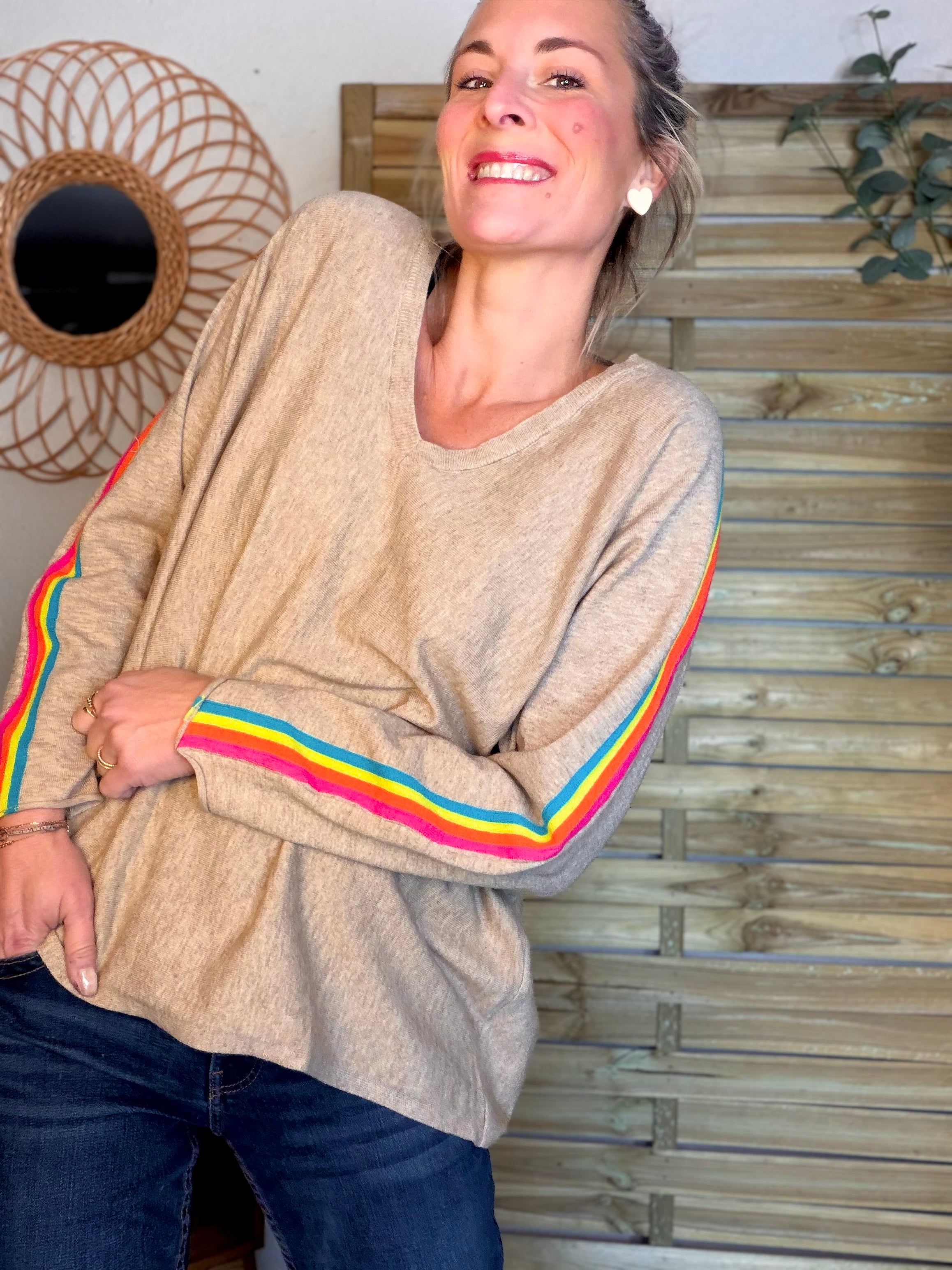Pull fin avec bandes colorées, col V - RAINBOW OVERSIZE 🌈 Taupe