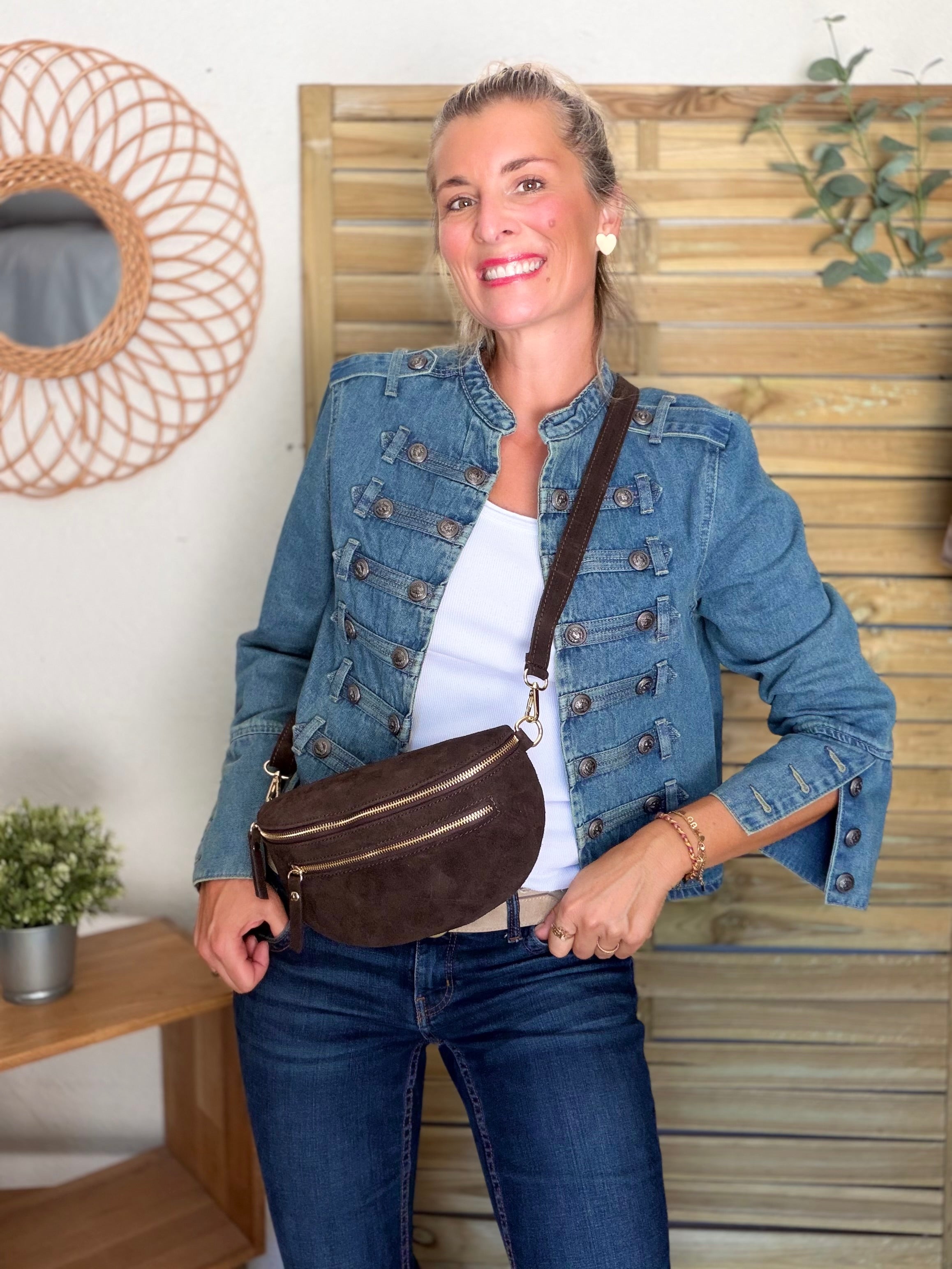 Sac banane en croûte de cuir + poche avant ALISON - Chocolat