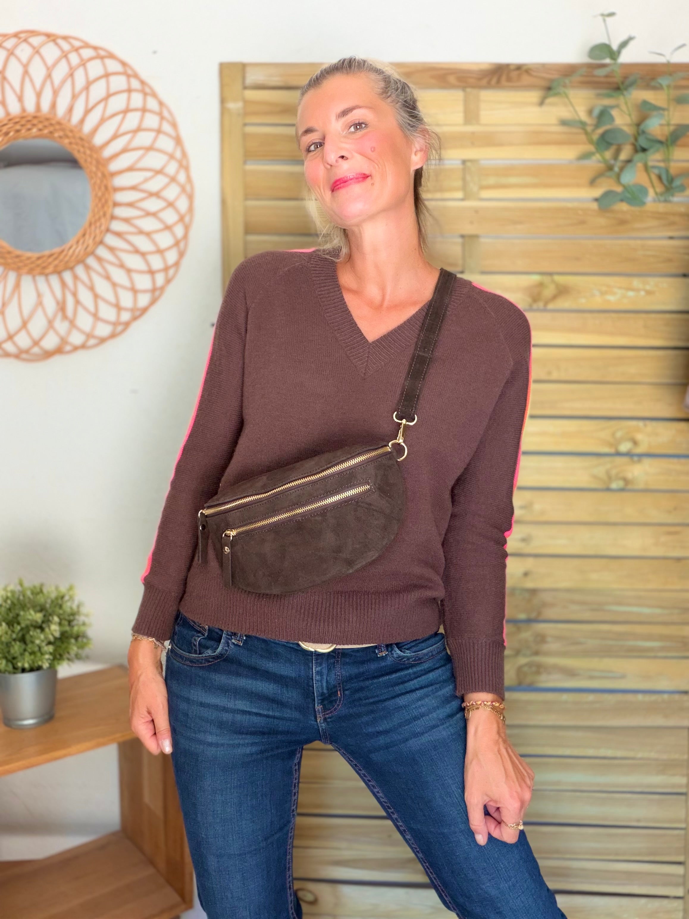 Sac banane en croûte de cuir + poche avant ALISON - Chocolat