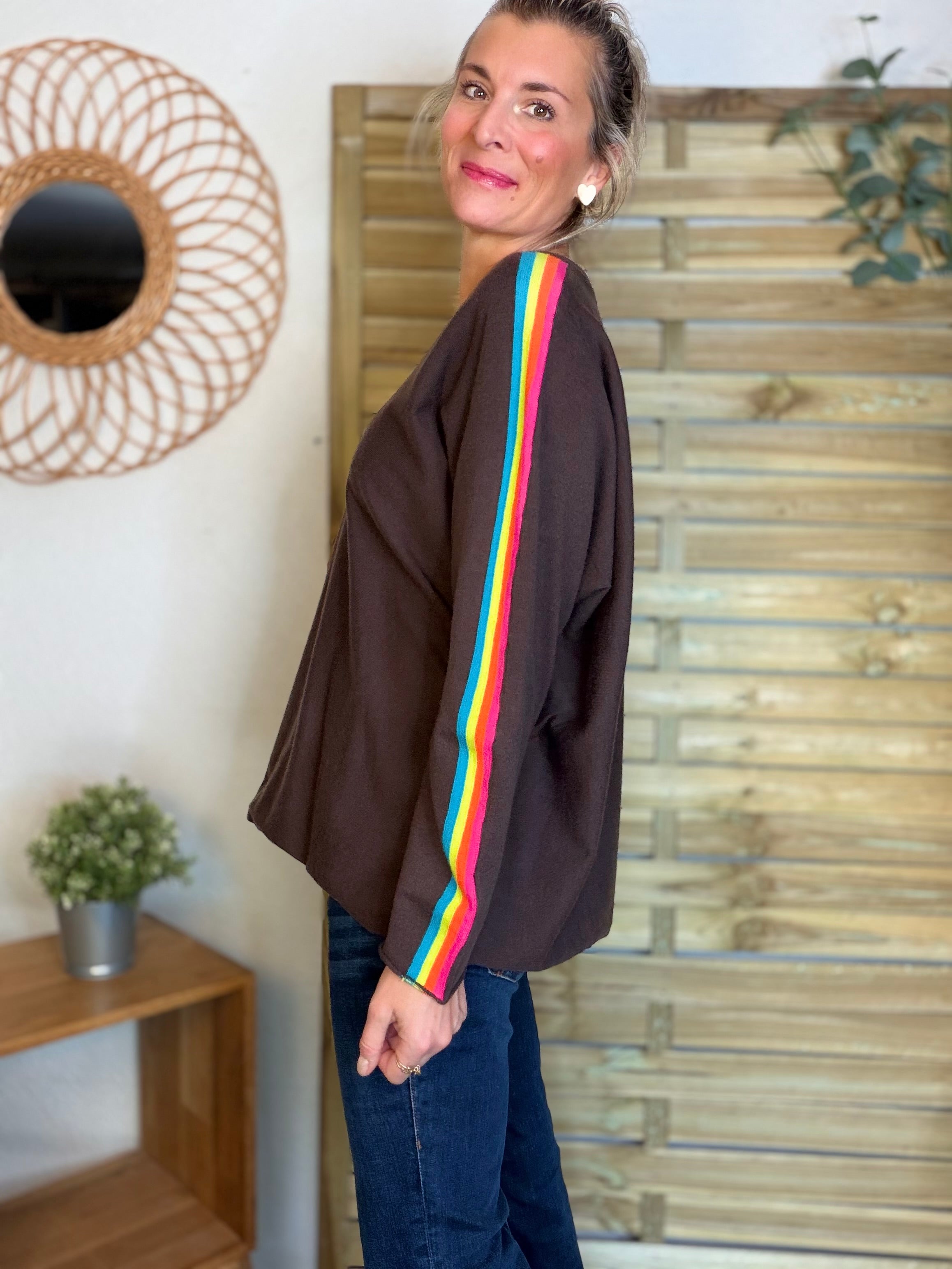 Pull fin avec bandes colorées, col V - RAINBOW OVERSIZE 🌈 Chocolat