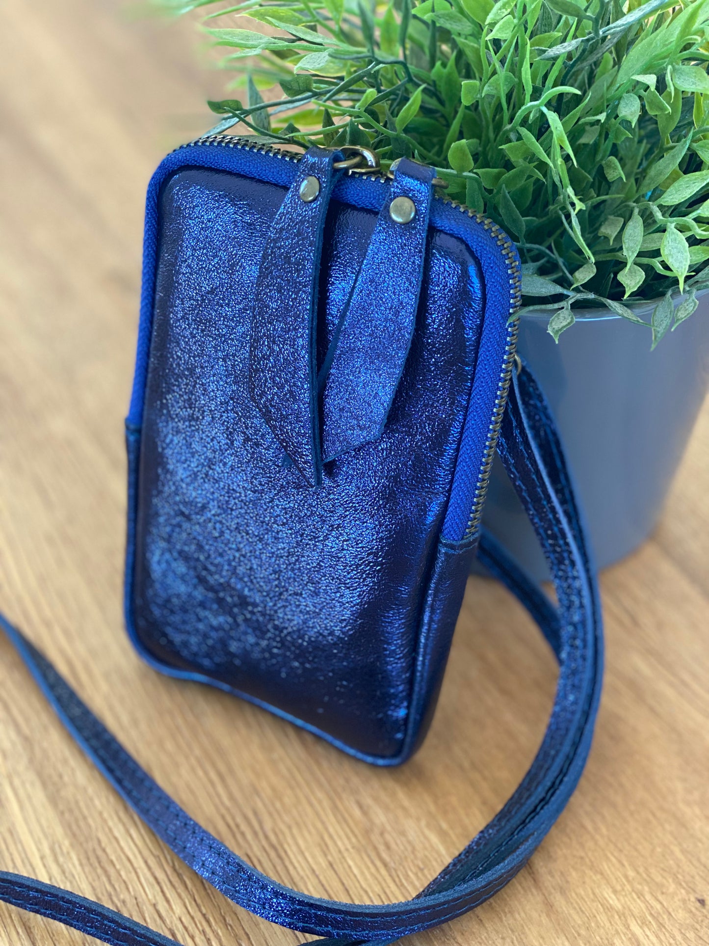 Pochette bandoulière pour téléphone en cuir irisé - STELLA - Bleu marine (9 coloris)