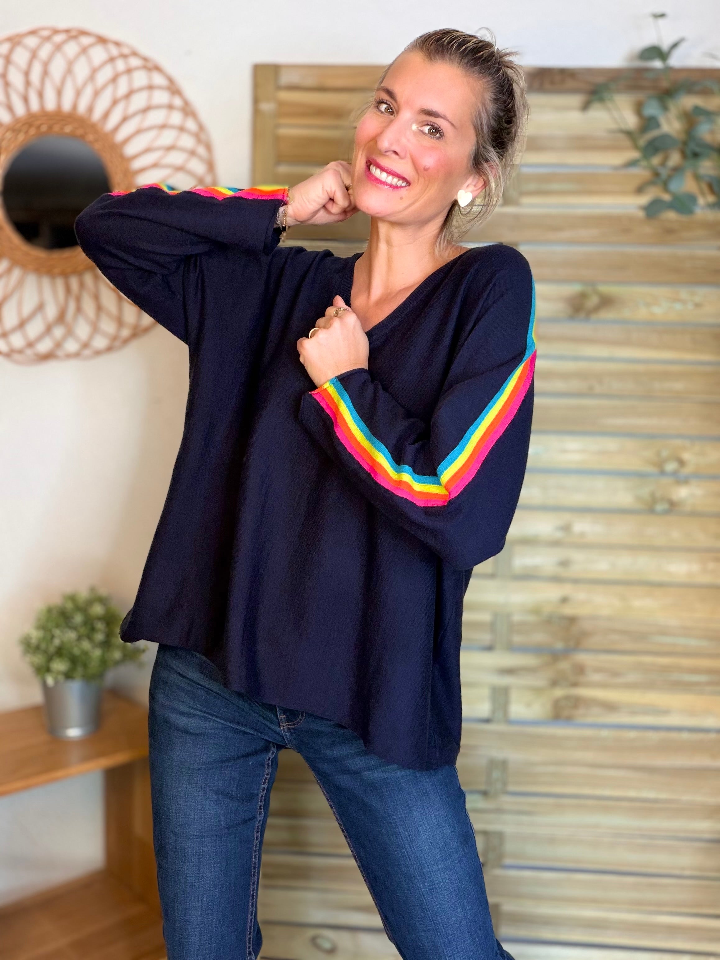 Pull fin avec bandes colorées, col V - RAINBOW OVERSIZE 🌈 Bleu marine