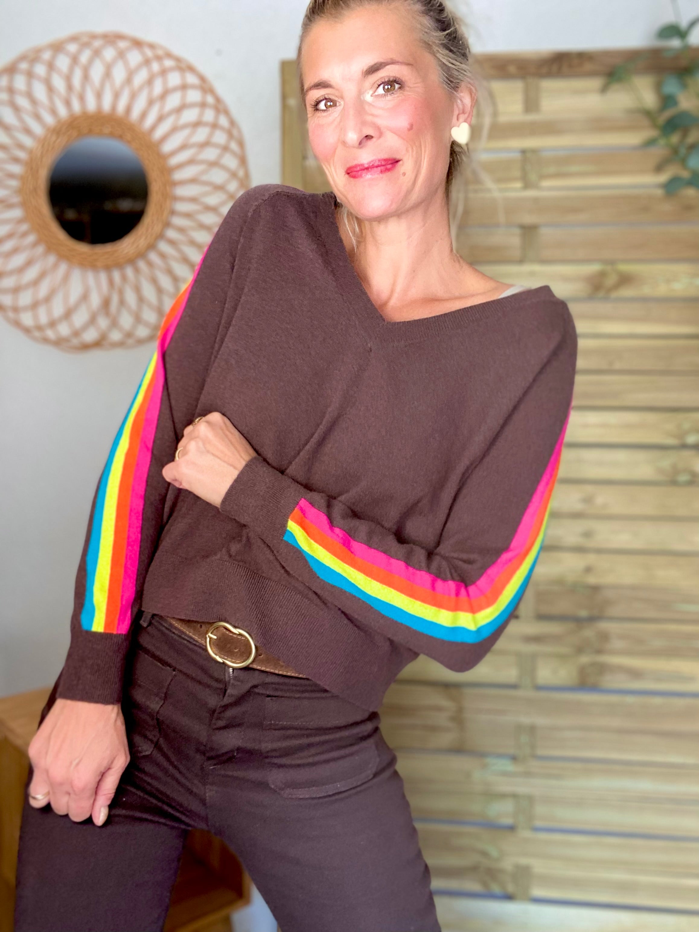 Pull fin avec bandes colorées, col V - RAINBOW 🌈 Chocolat