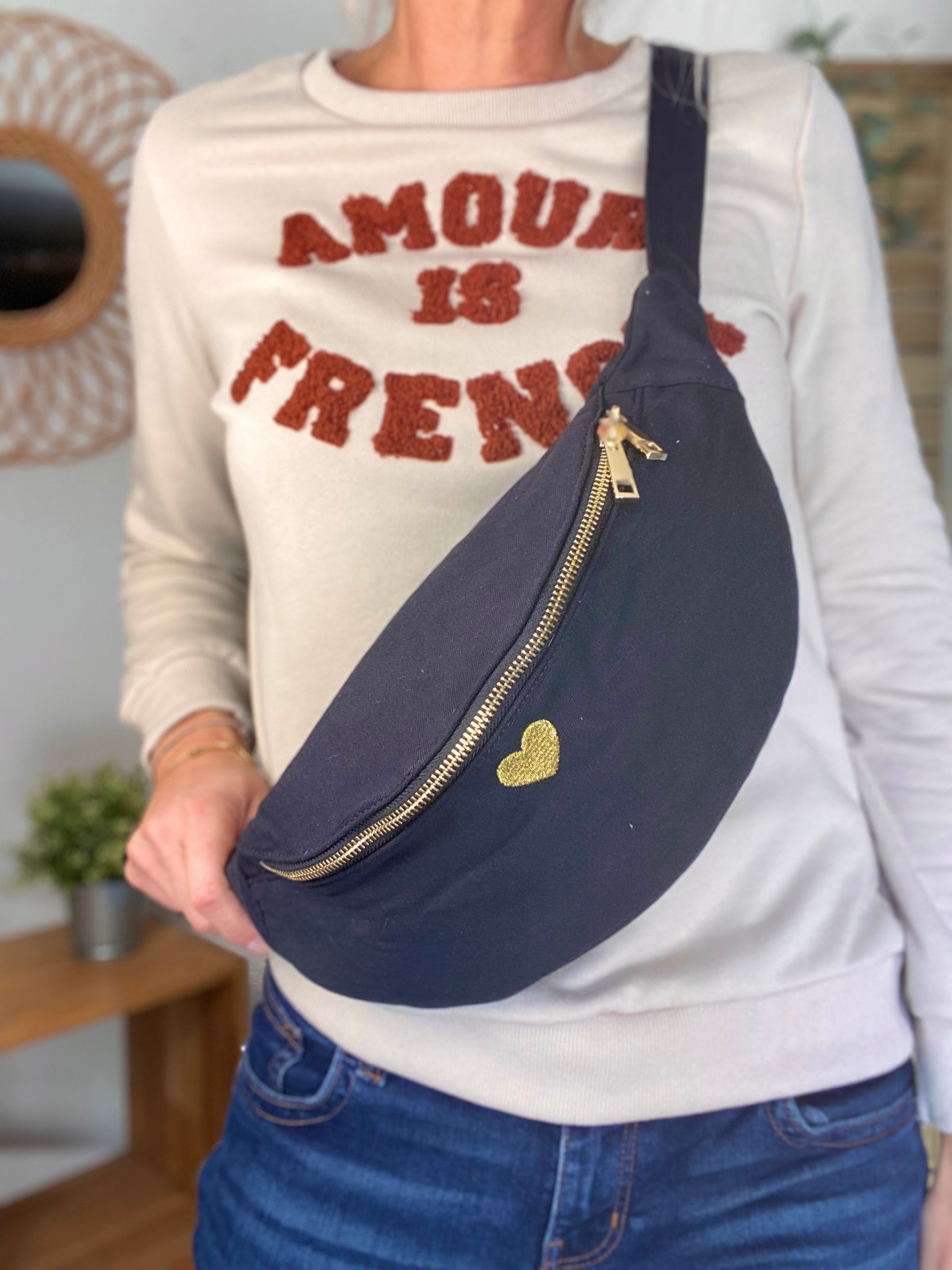 Sac banane en coton Coeur brodé 💛 CASSIDY - Noir