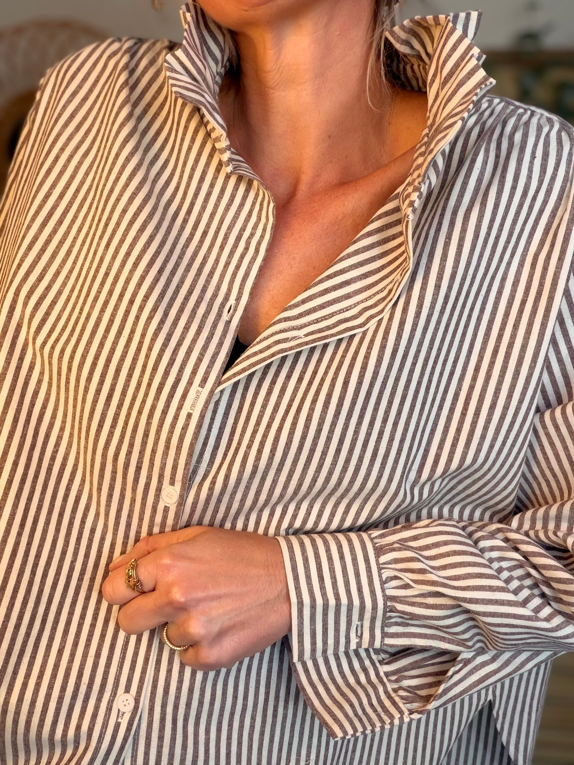 Chemise en coton rayée col victorien BRIGITTE - Café