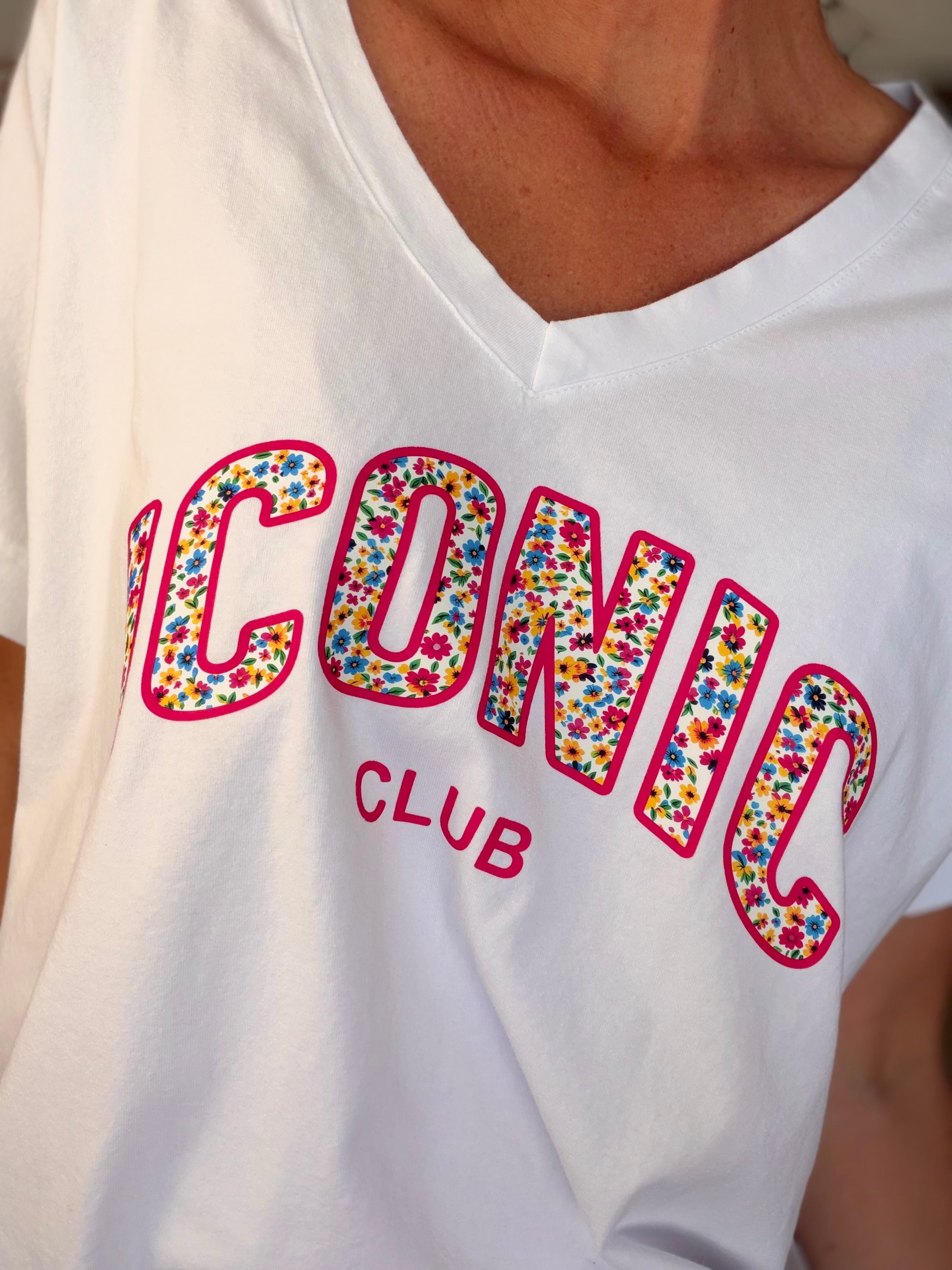 Tee shirt col V ICONIC club fleuri oversized MILA Blanc