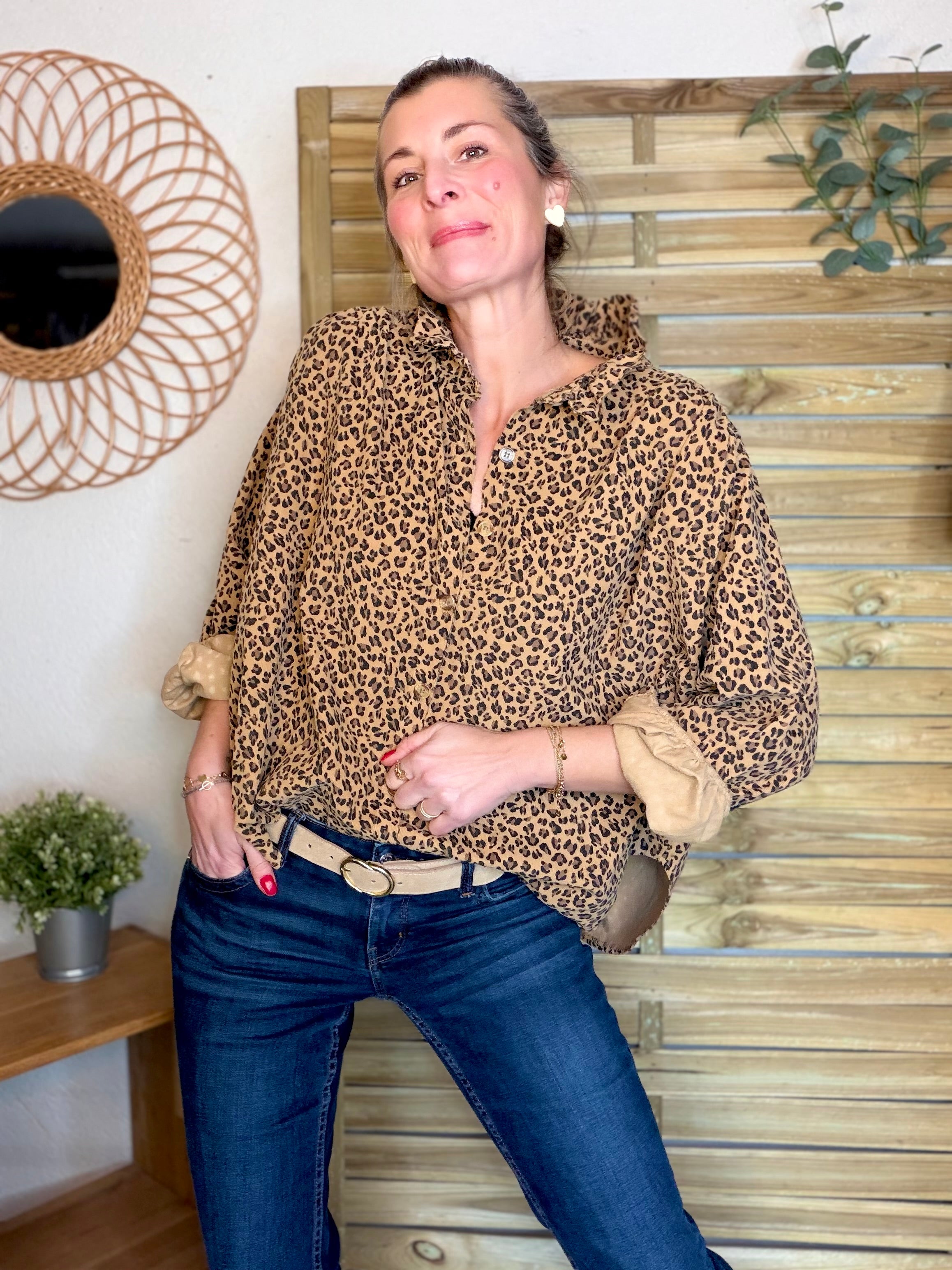 Chemise en velours côtelé fin coton, col volanté FRIDA - Léo camel 🐆
