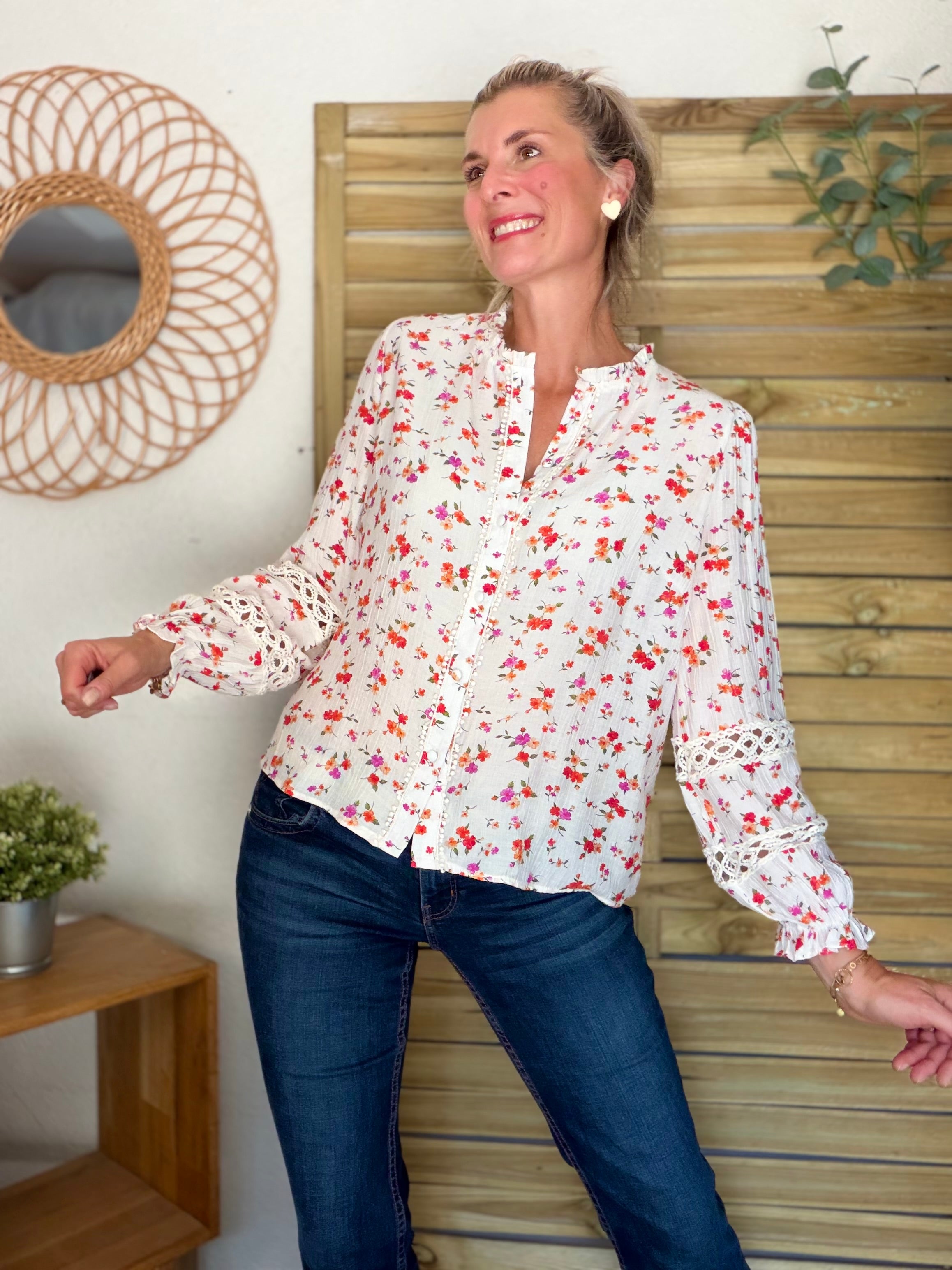 Blouse fleurie corail, manches ajourées SERVANE