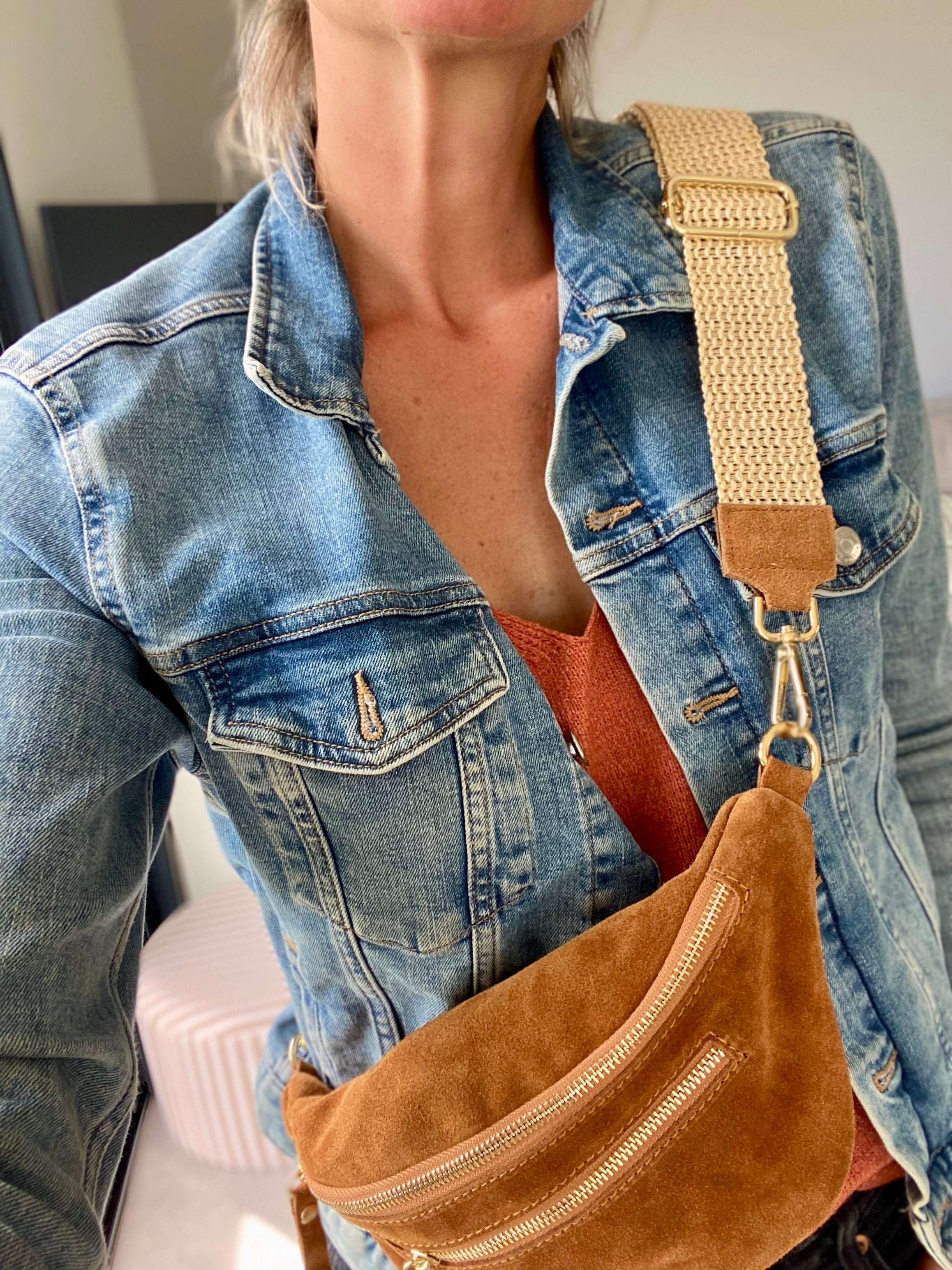 Sac banane avec poche avant, en cuir daim HOLLY - Camel