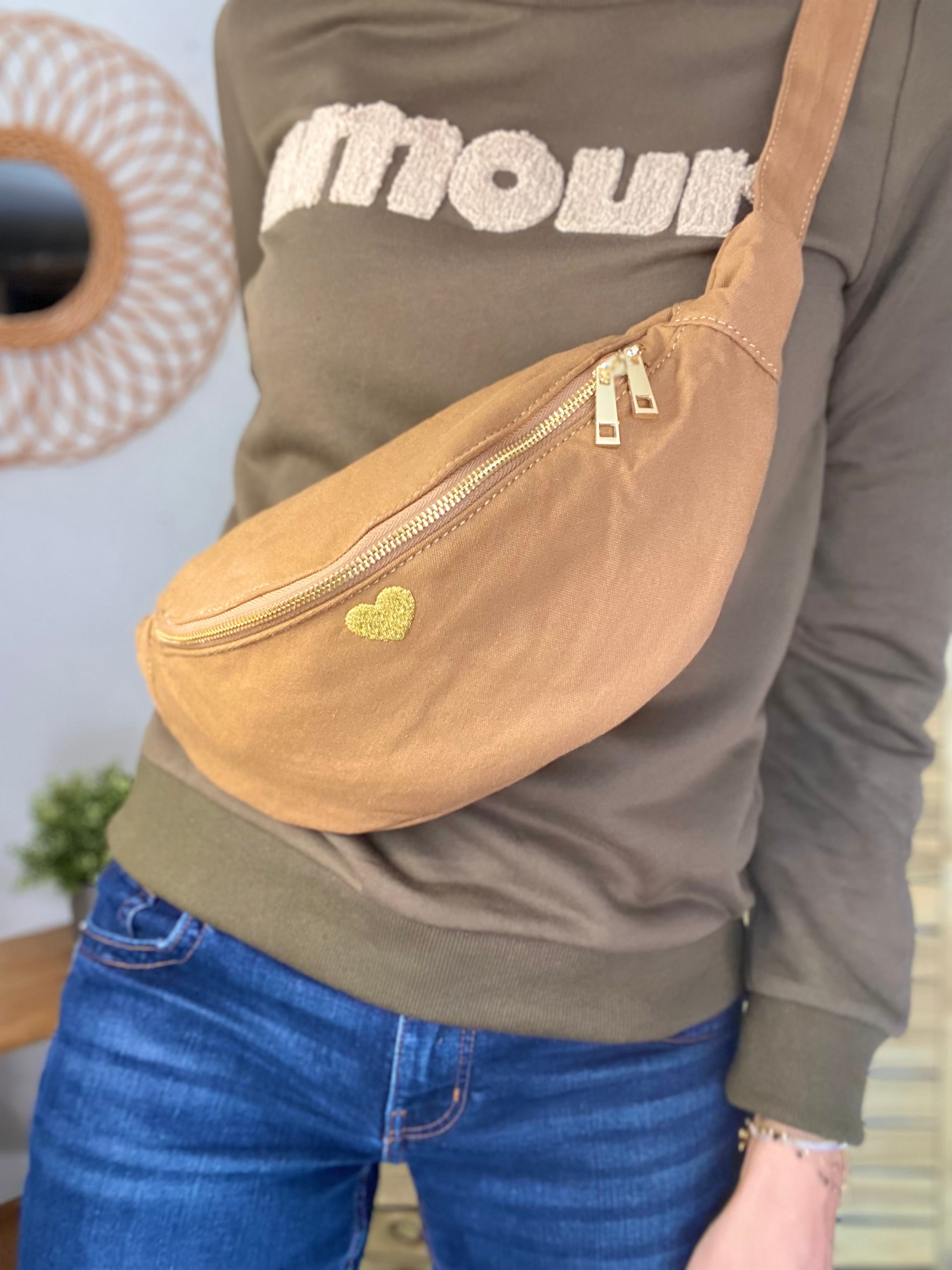 Sac banane en coton Coeur brodé 💛 CASSIDY - Camel