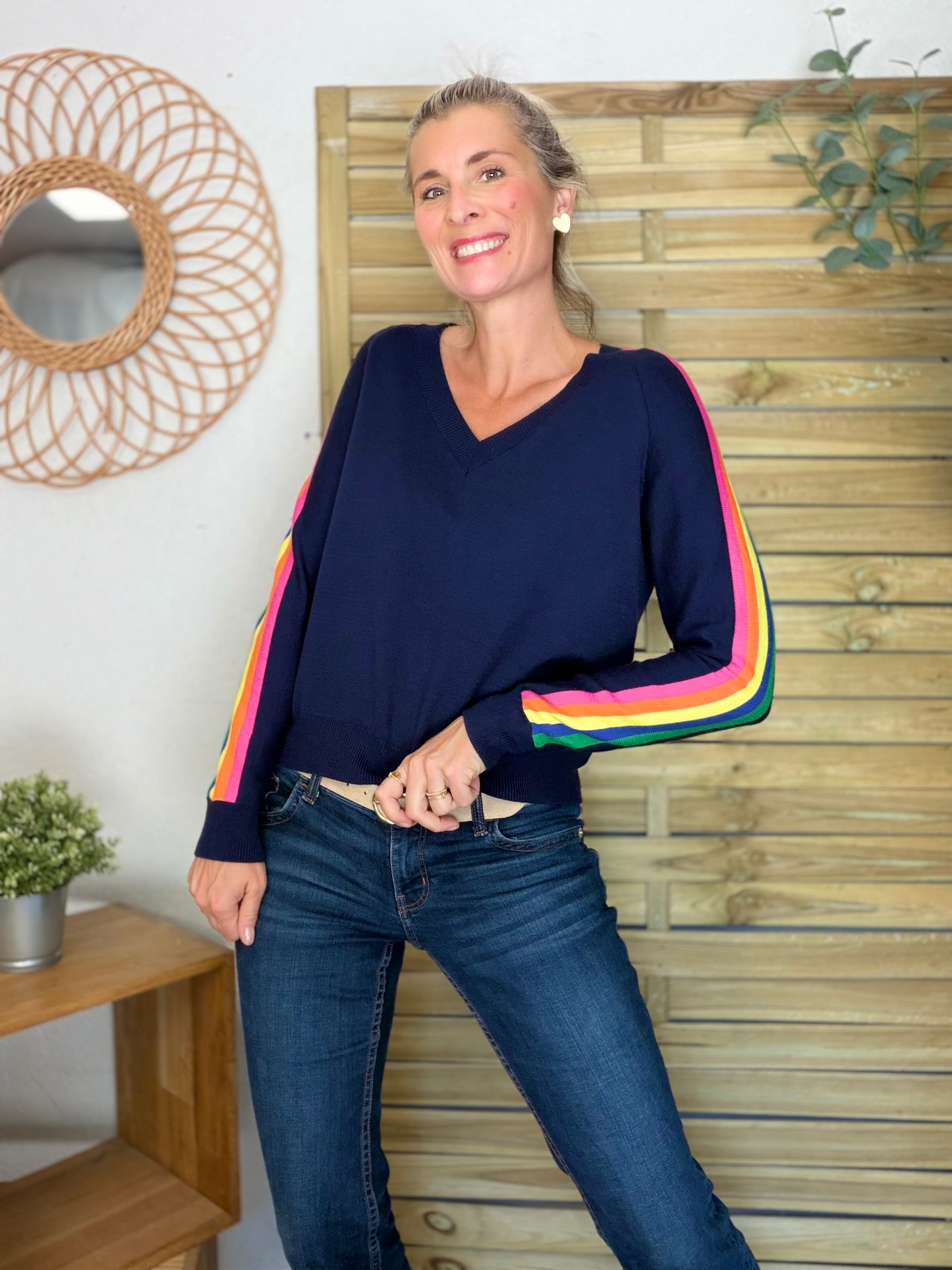 Pull avec bandes colorées, col V - RAINBOW 🌈 Bleu marine