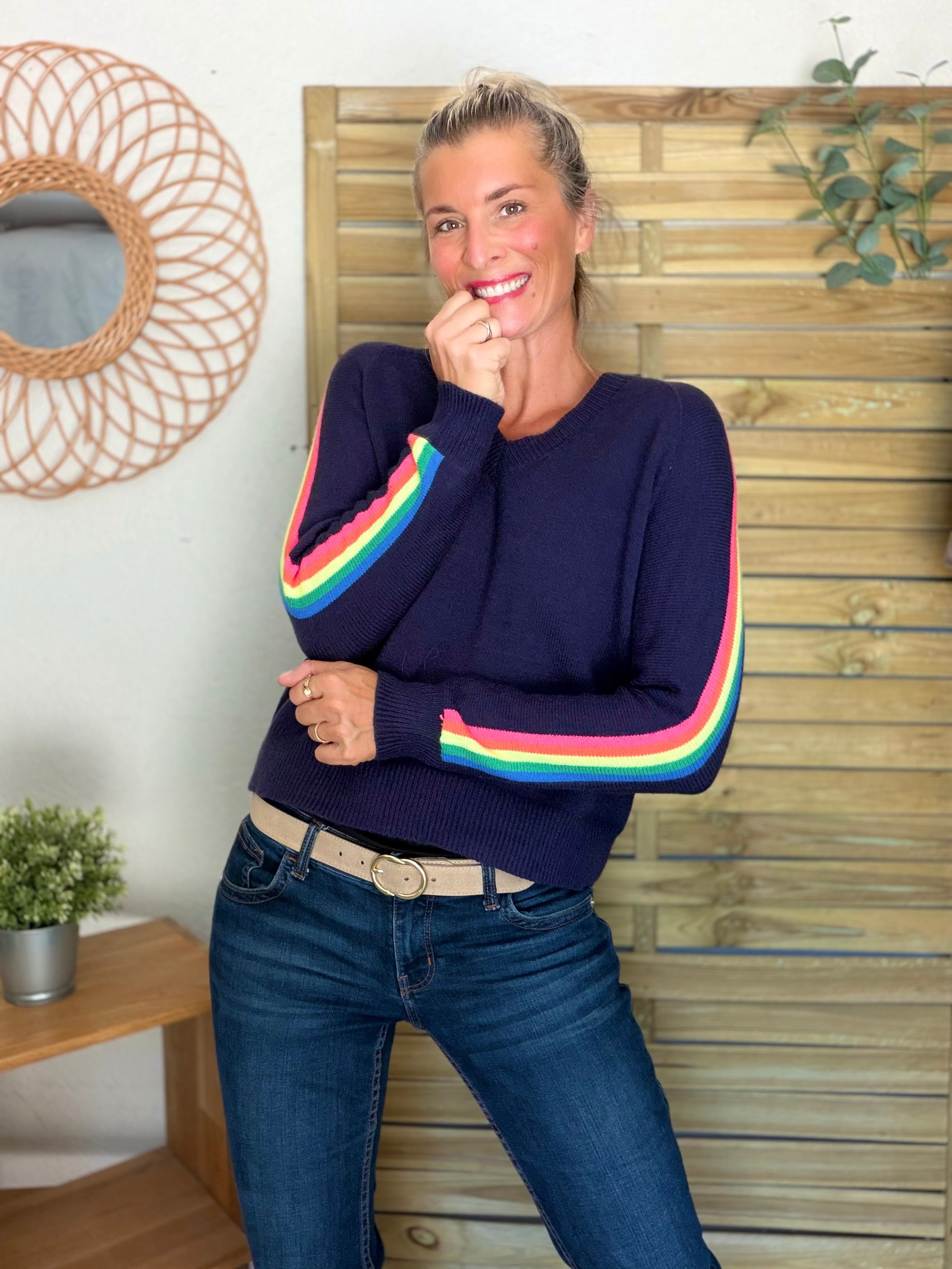 Pull épais avec bandes colorées, col V - RAINBOW 🌈 Bleu marine - Winter 2026