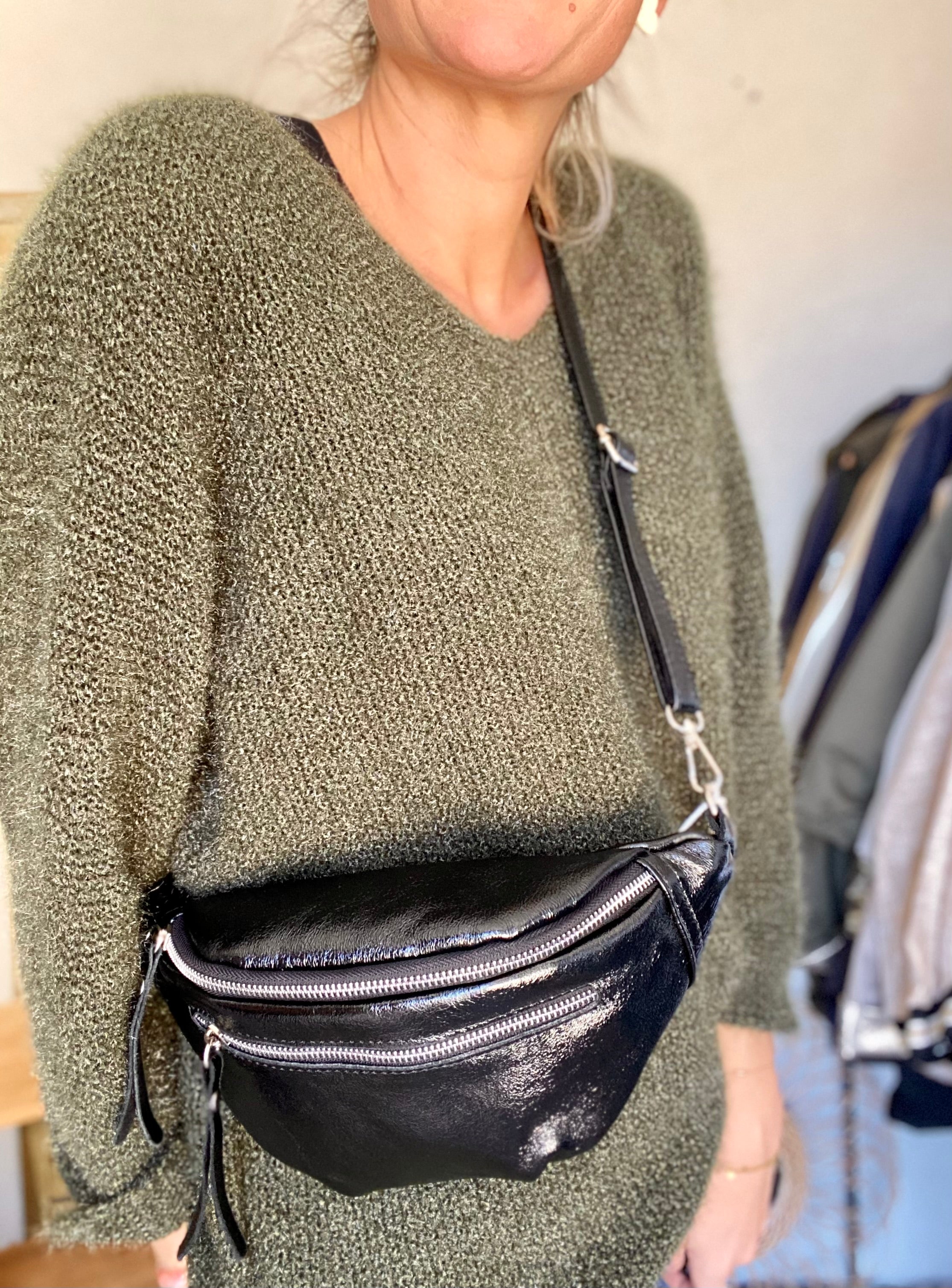 *** IMPERFECTION TEINTURE - Sac banane en cuir irisé double poche - OPALE - noir