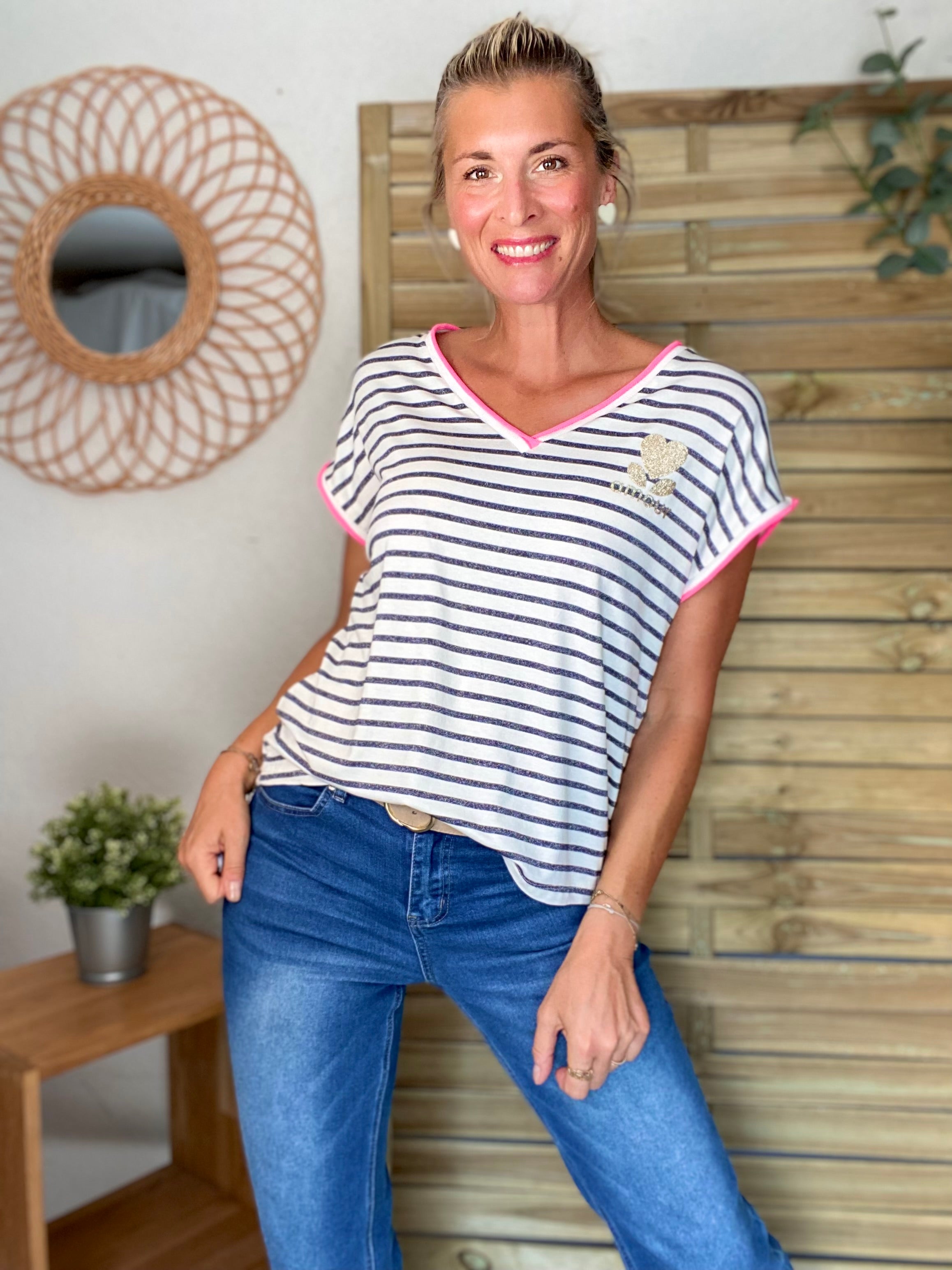 Top rayé col V amour 💛 CLAUDIE - Bleu marine / Rose fluo
