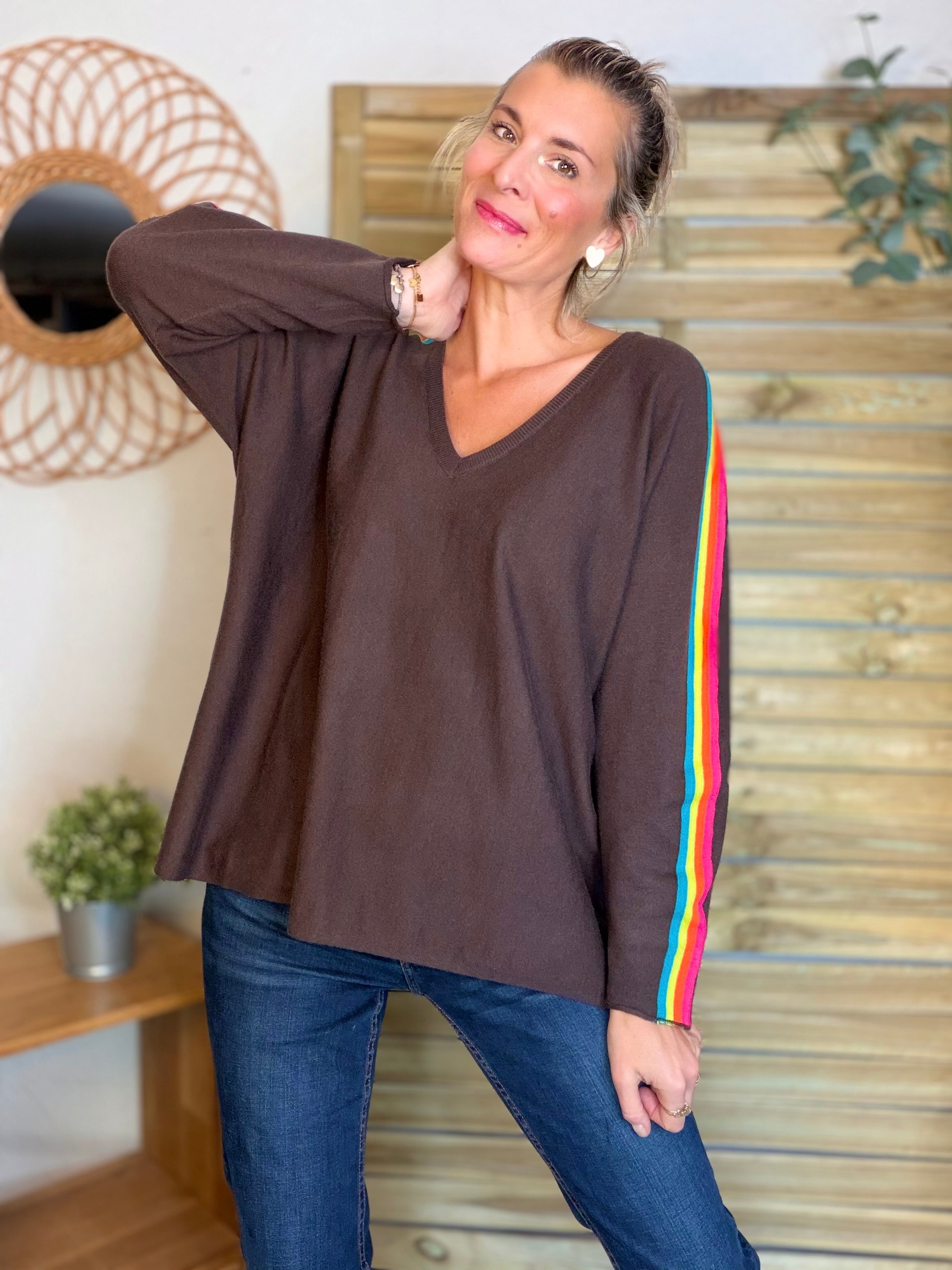 Pull fin avec bandes colorées, col V - RAINBOW OVERSIZE 🌈 Chocolat