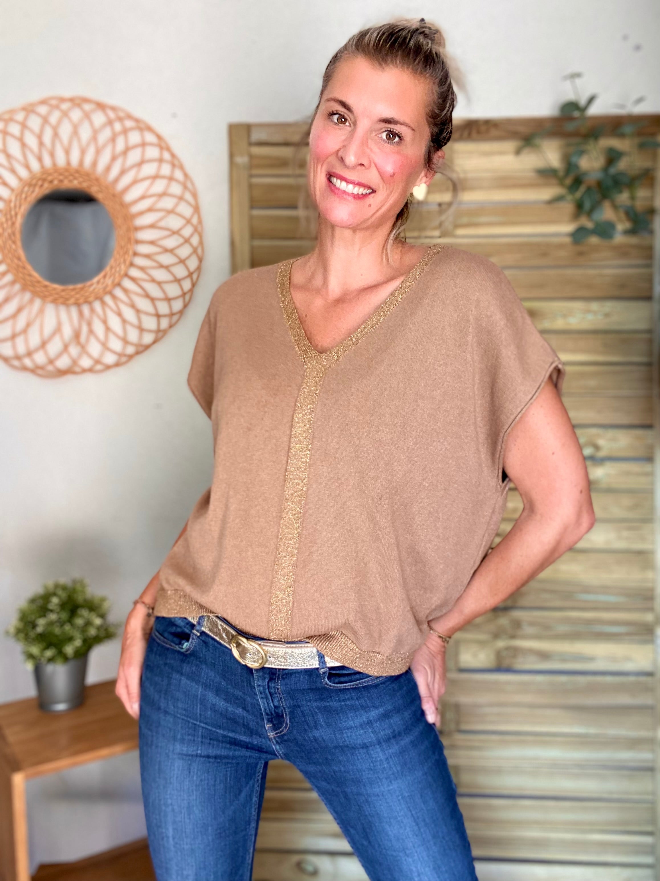 Pull fin avec lurex doré, col V - GISÈLE - Camel