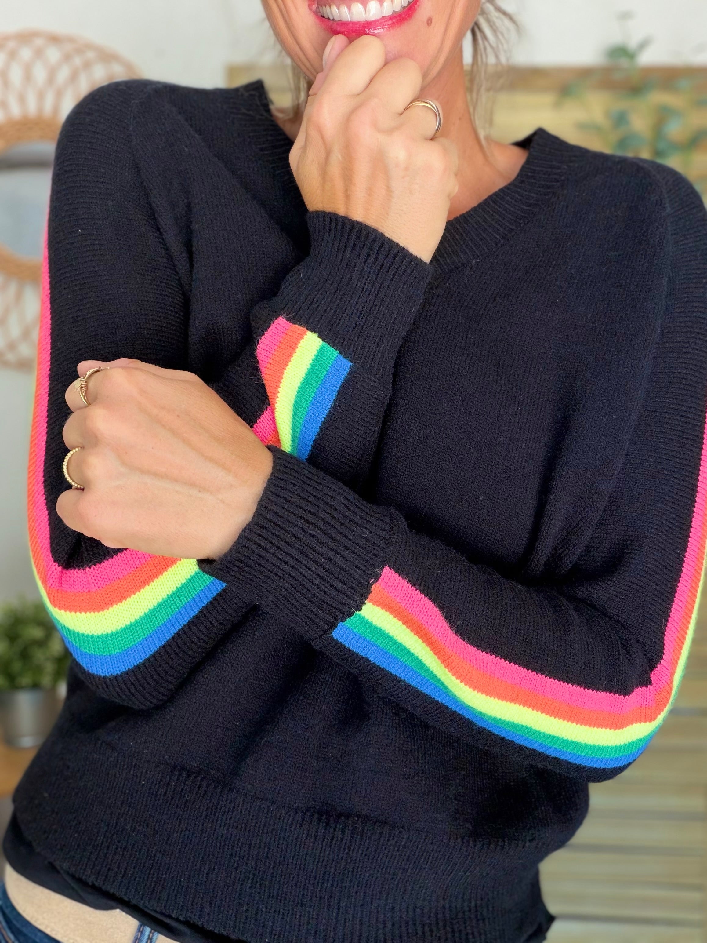 Pull épais avec bandes colorées, col V - RAINBOW 🌈 Noir - Winter 2026