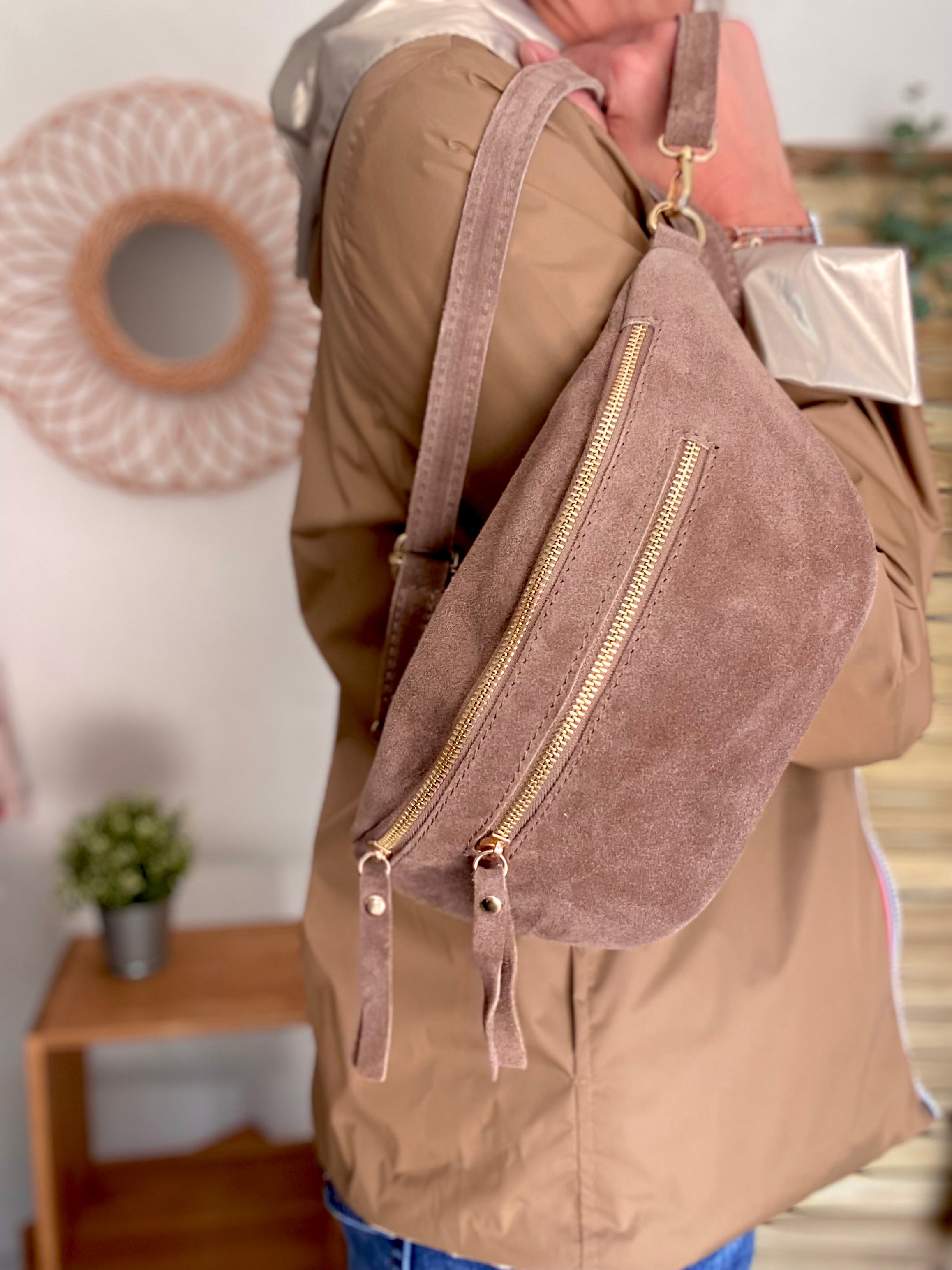 Sac banane avec poche avant, en cuir daim HOLLY - Beige taupe foncél