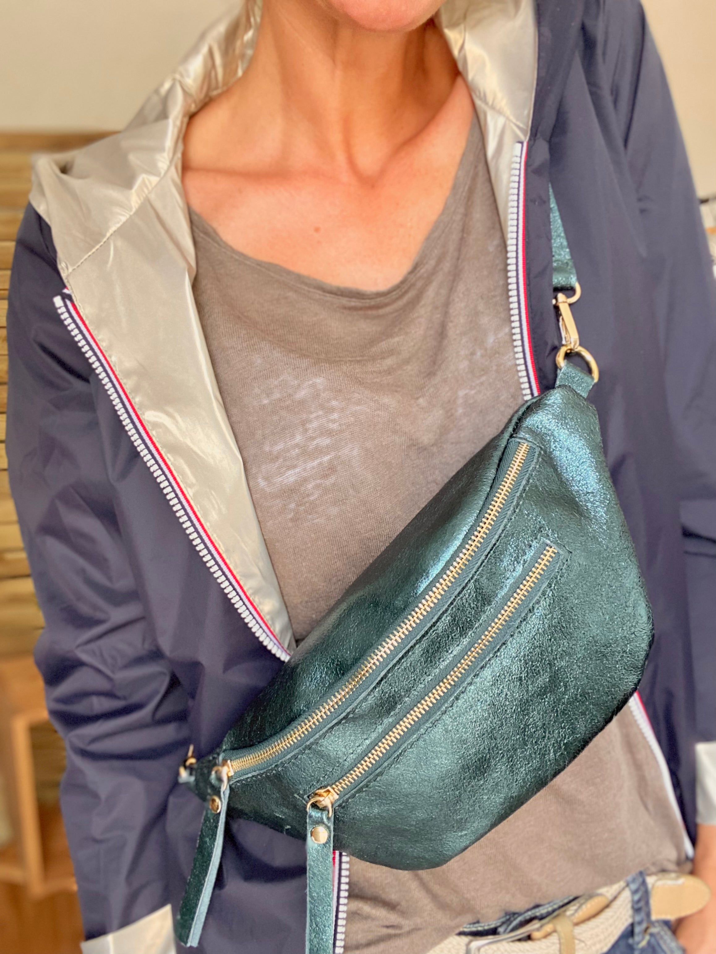 Sac banane en cuir irisé ERYN - Bleu pétrole (9 coloris)