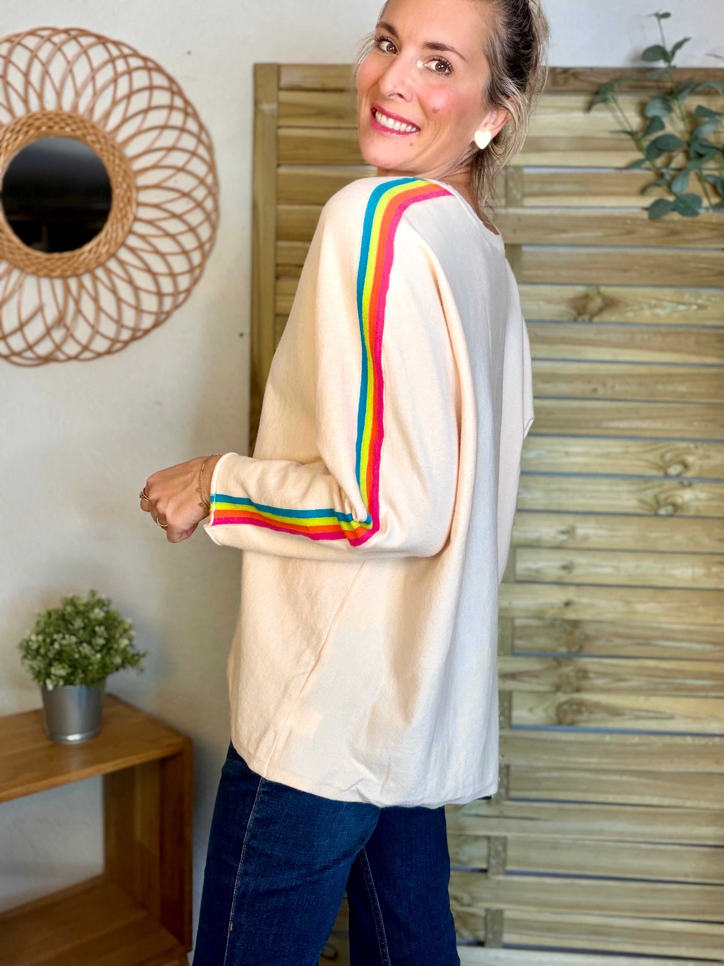 Pull fin avec bandes colorées, col V - RAINBOW OVERSIZE 🌈 Rose orangé