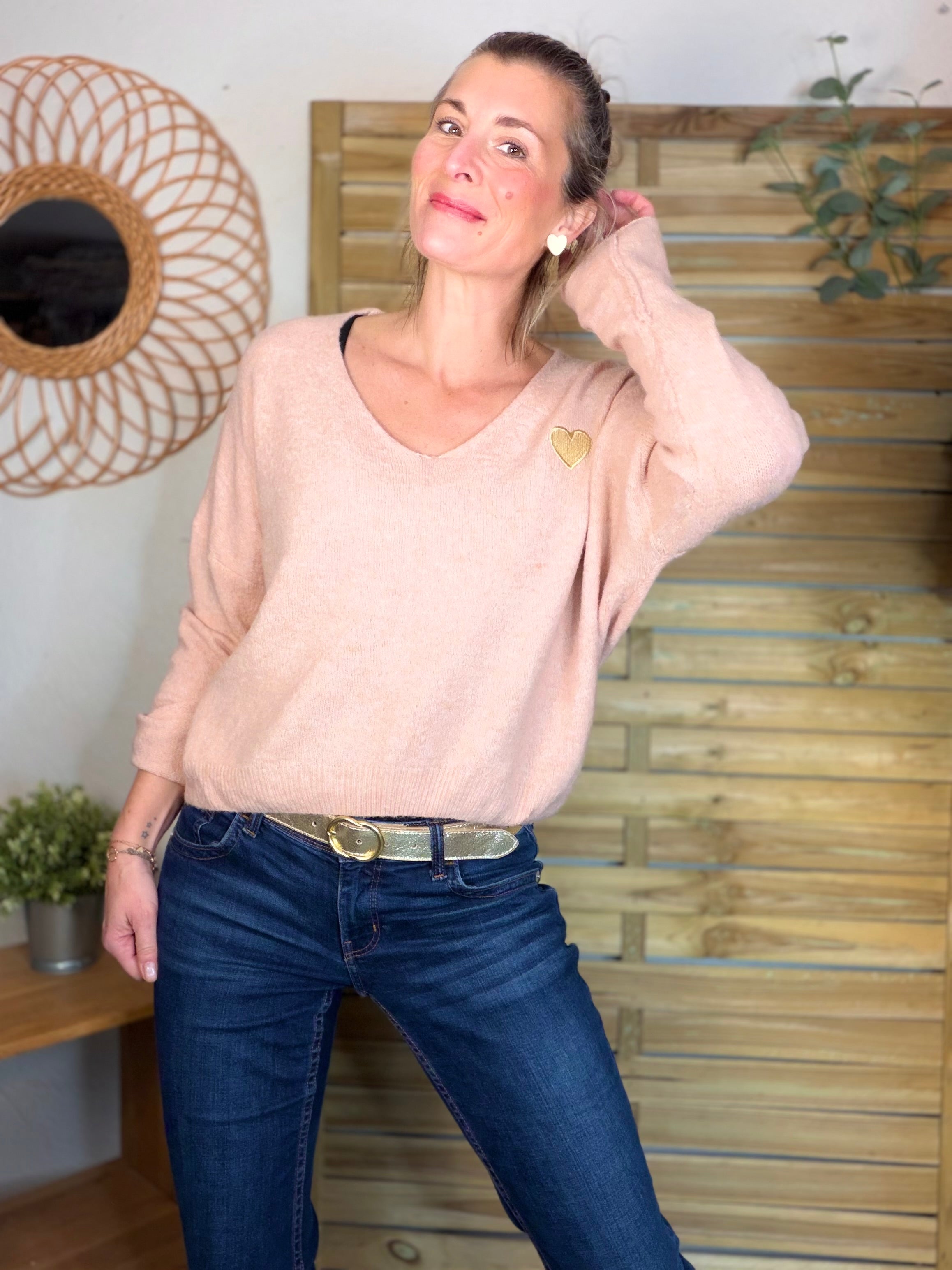 Pull léger en maille col V cœur doré brodé 💛 MELINA - Rose clair