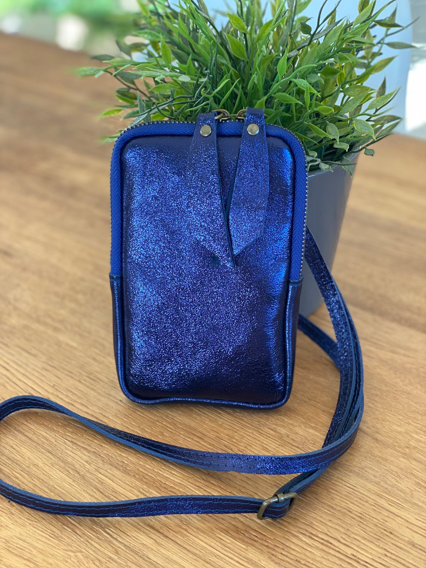 Pochette bandoulière pour téléphone en cuir irisé - STELLA - Bleu marine (9 coloris)
