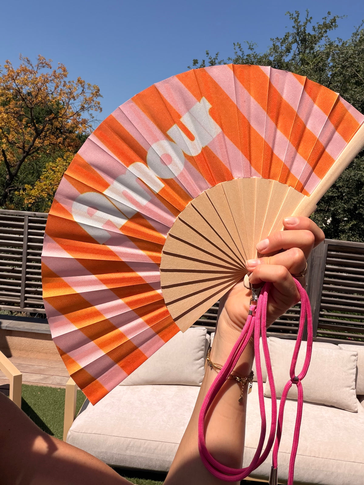 Éventail coloré à message avec bandoulière