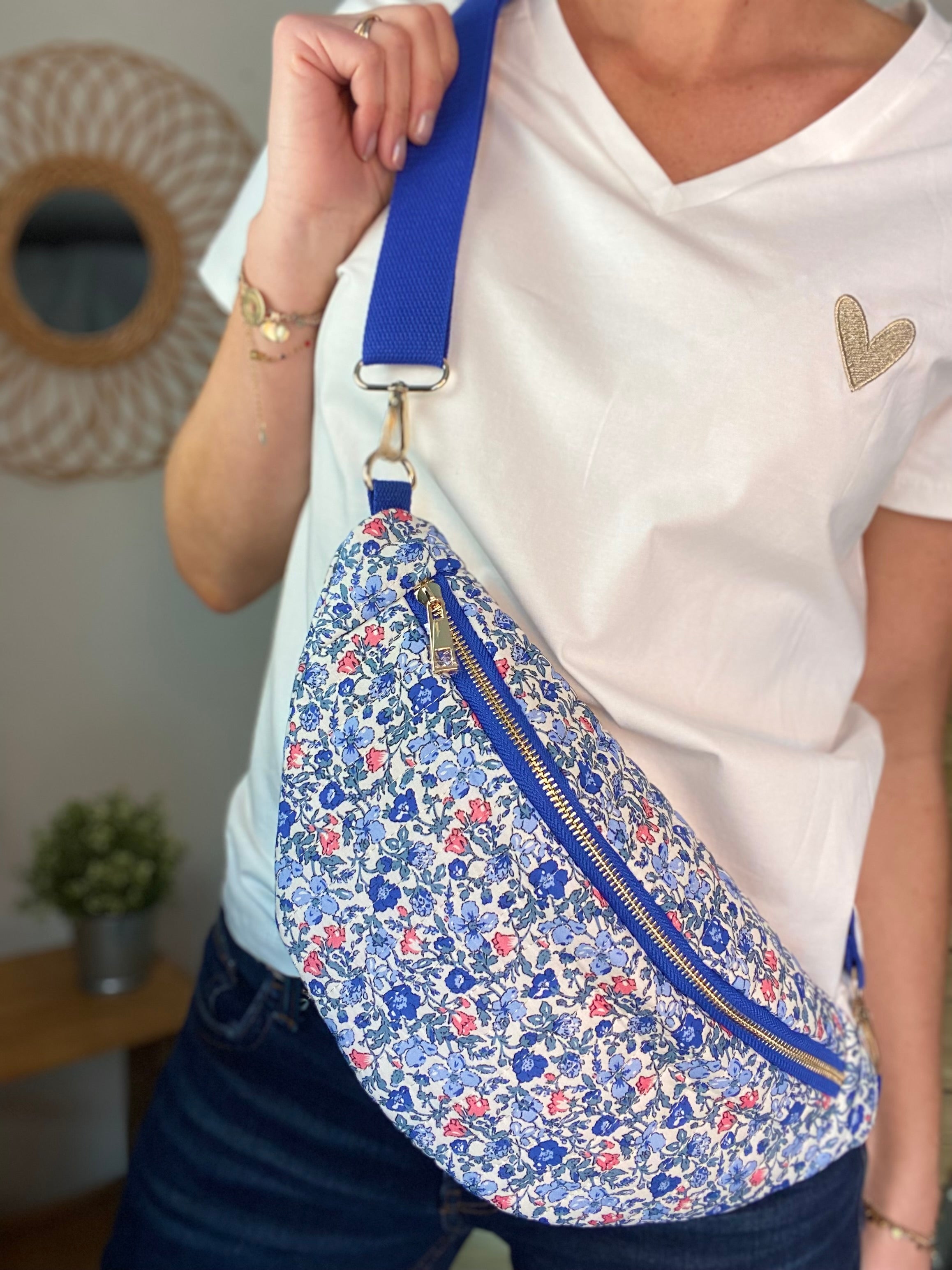 Sac banane XL - IVY - Bleu fleuri matelassé (20 coloris)