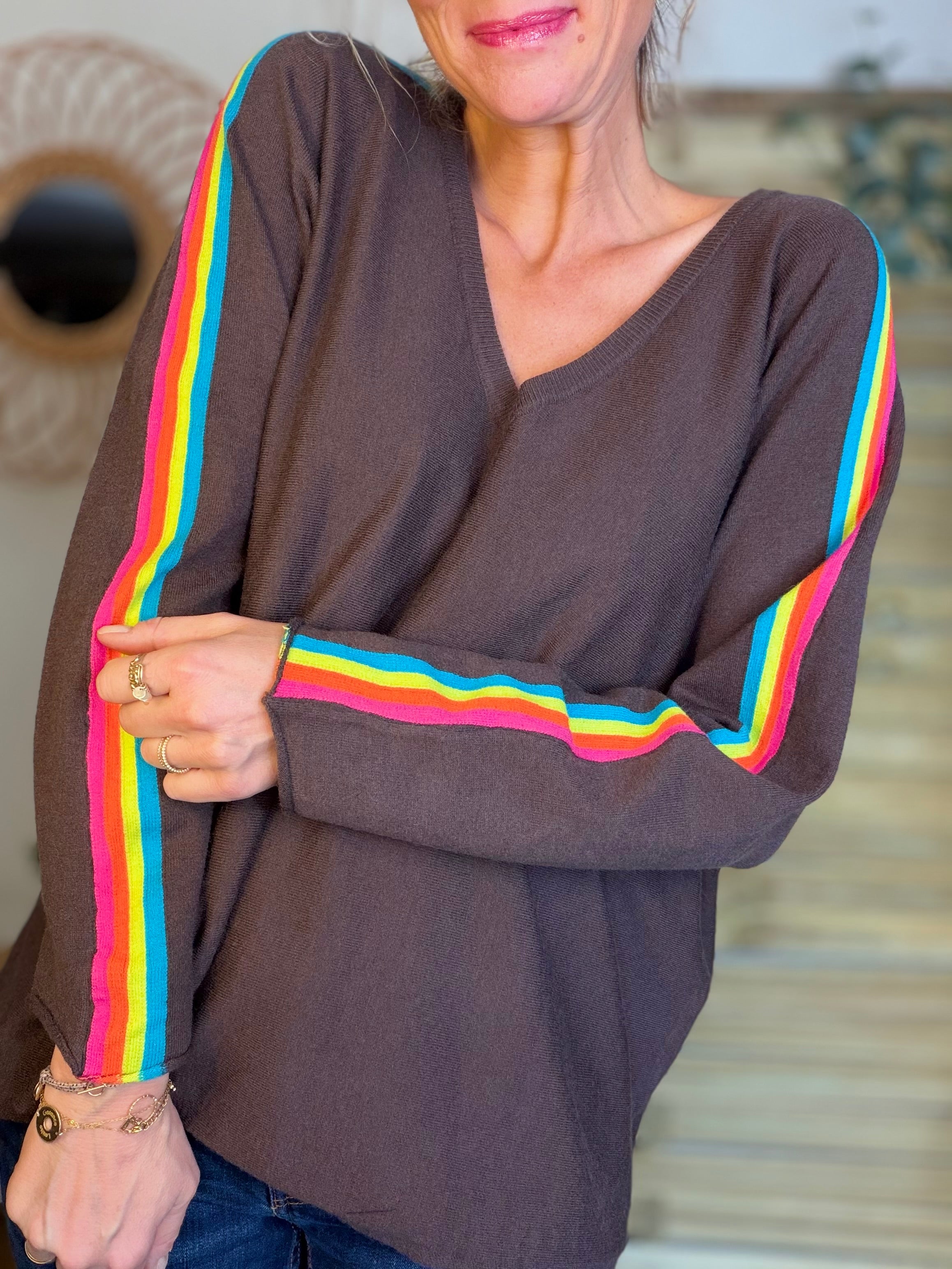Pull fin avec bandes colorées, col V - RAINBOW OVERSIZE 🌈 Chocolat