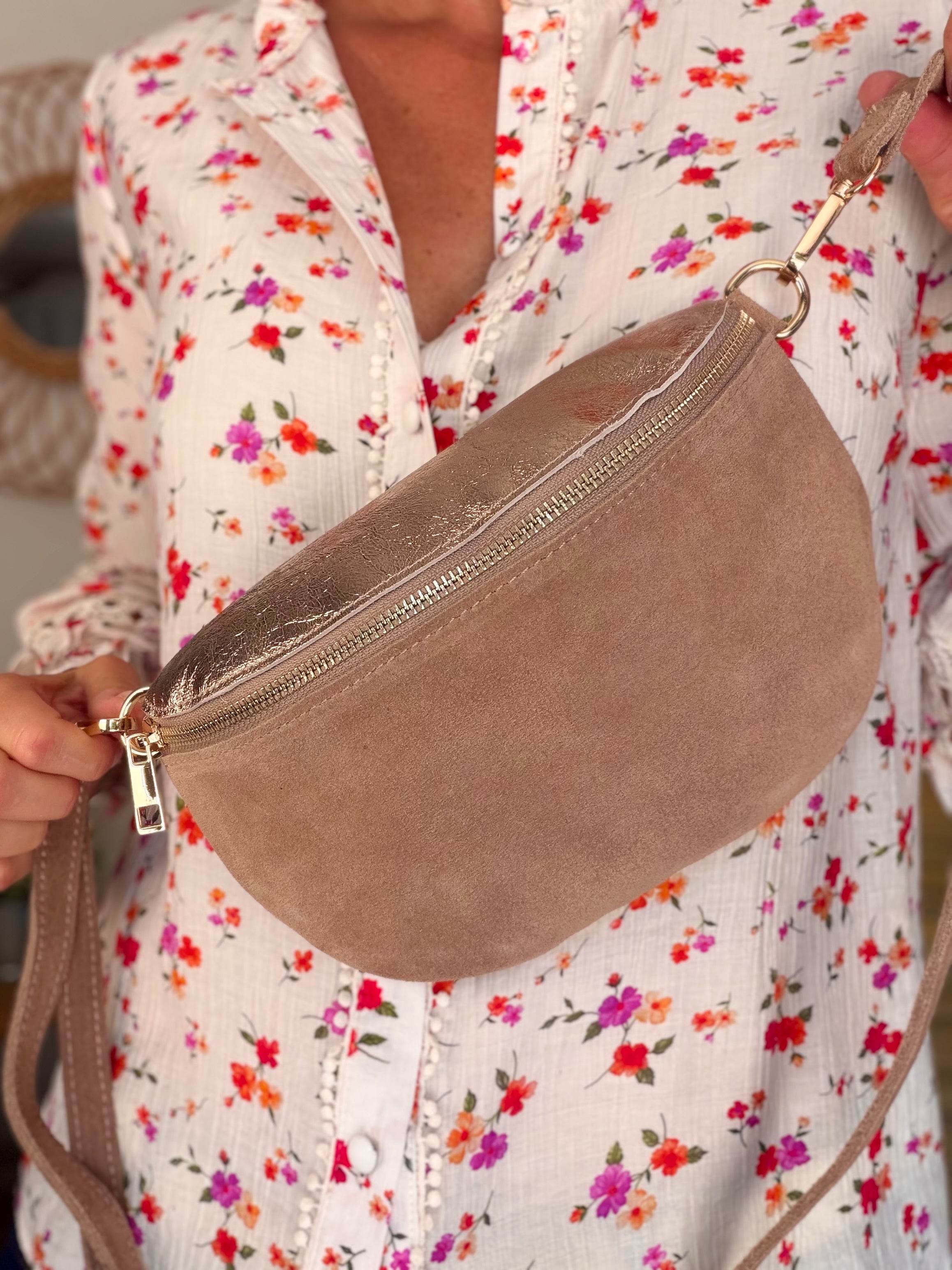 Sac banane M bi-matière en cuir irisé et velours 24cm - POLLY- Taupe/Bronze
