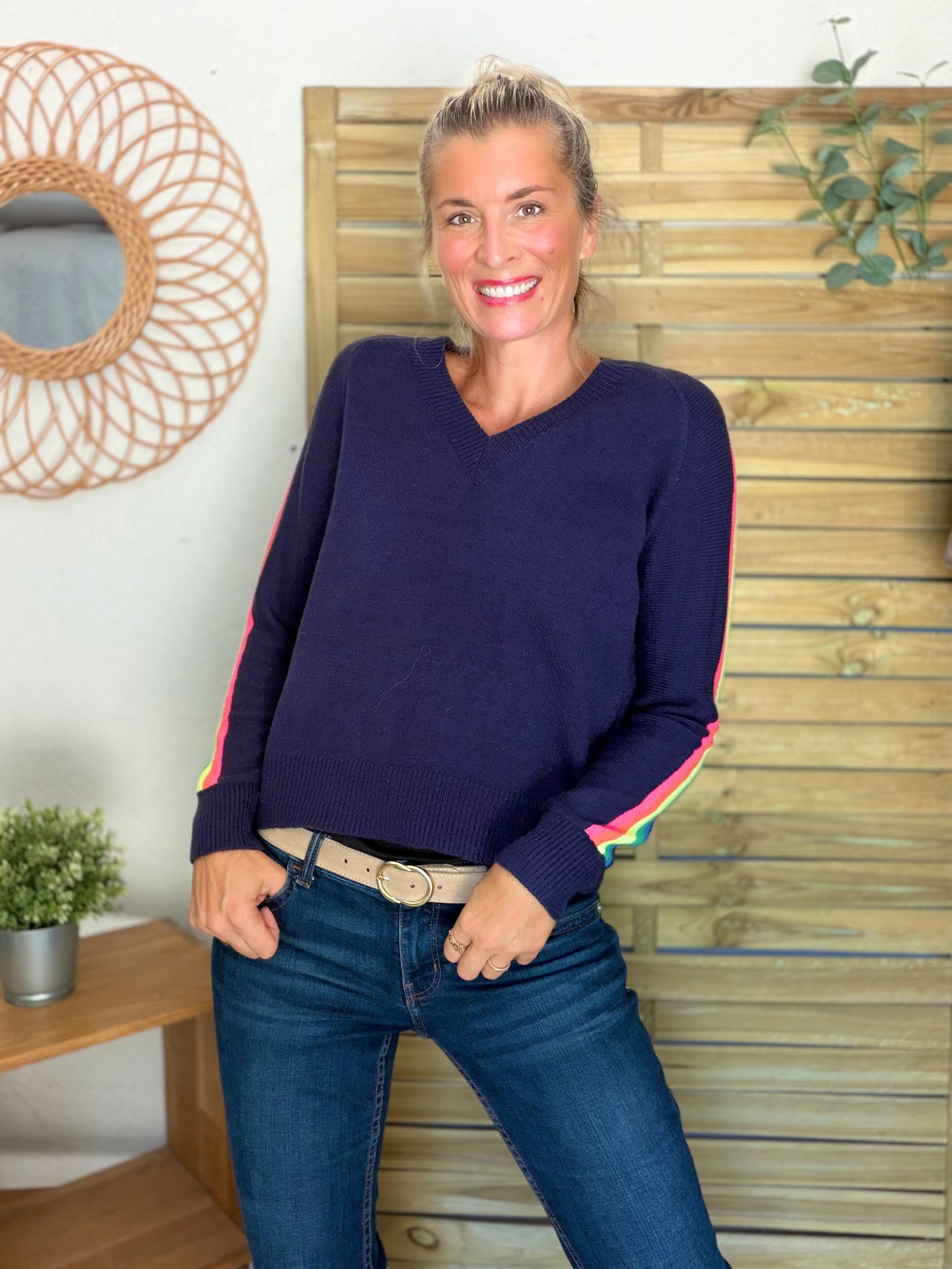 Pull épais avec bandes colorées, col V - RAINBOW 🌈 Bleu marine - Winter 2026