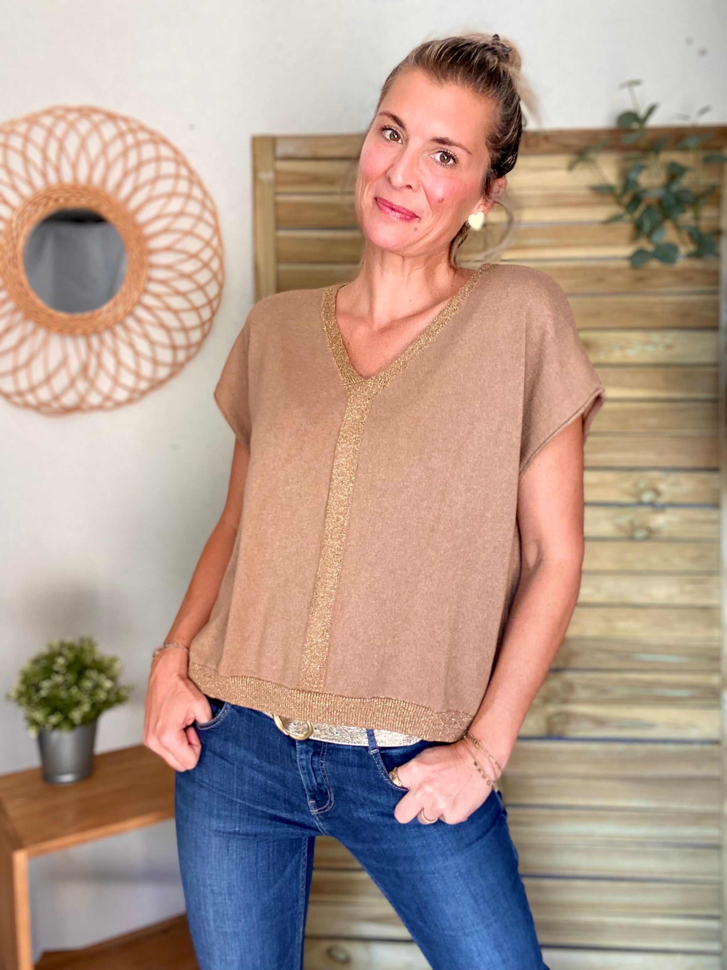 Pull fin avec lurex doré, col V - GISÈLE - Camel