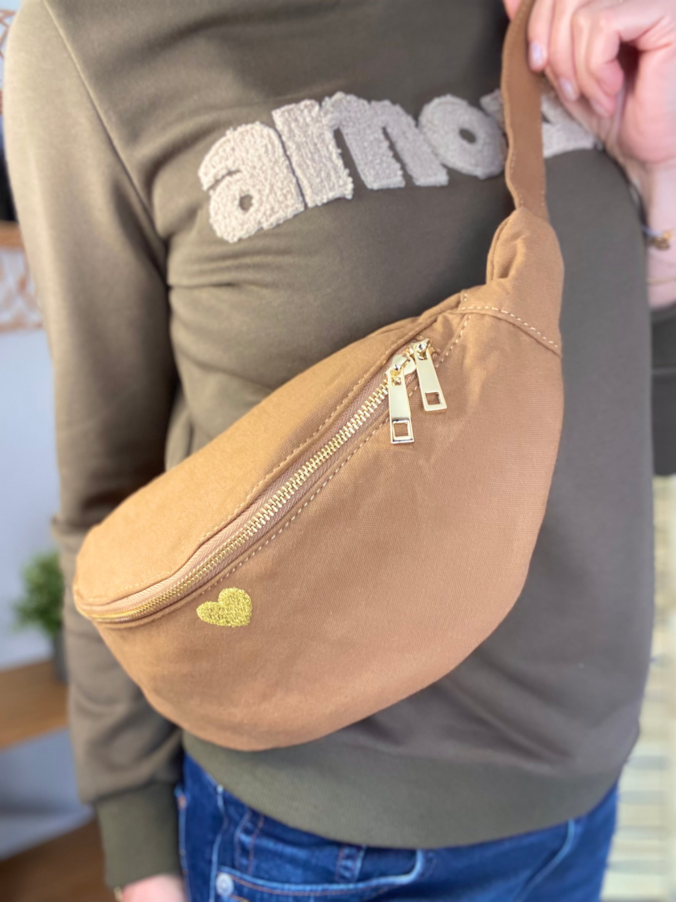 Sac banane en coton Coeur brodé 💛 CASSIDY - Camel