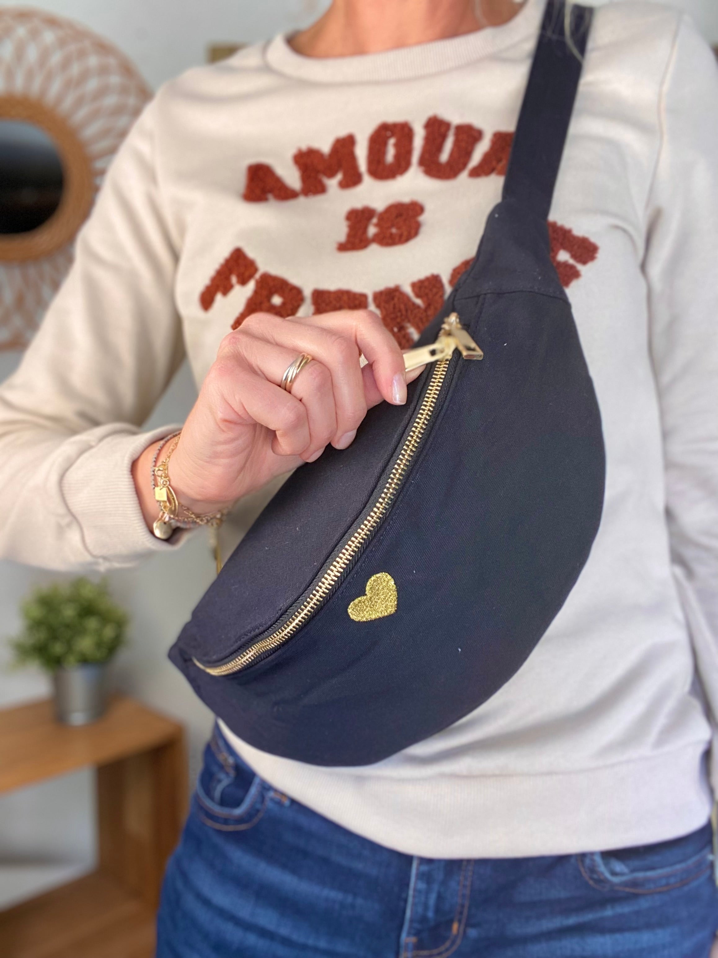 Sac banane en coton Coeur brodé 💛 CASSIDY - Noir