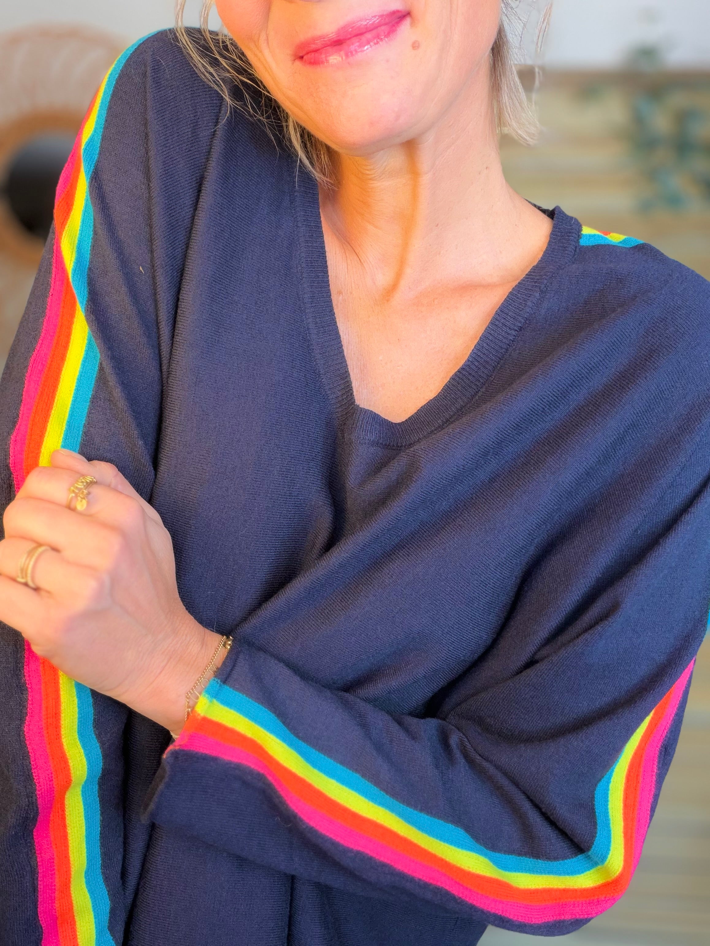 Pull fin avec bandes colorées, col V - RAINBOW OVERSIZE 🌈 Bleu marine