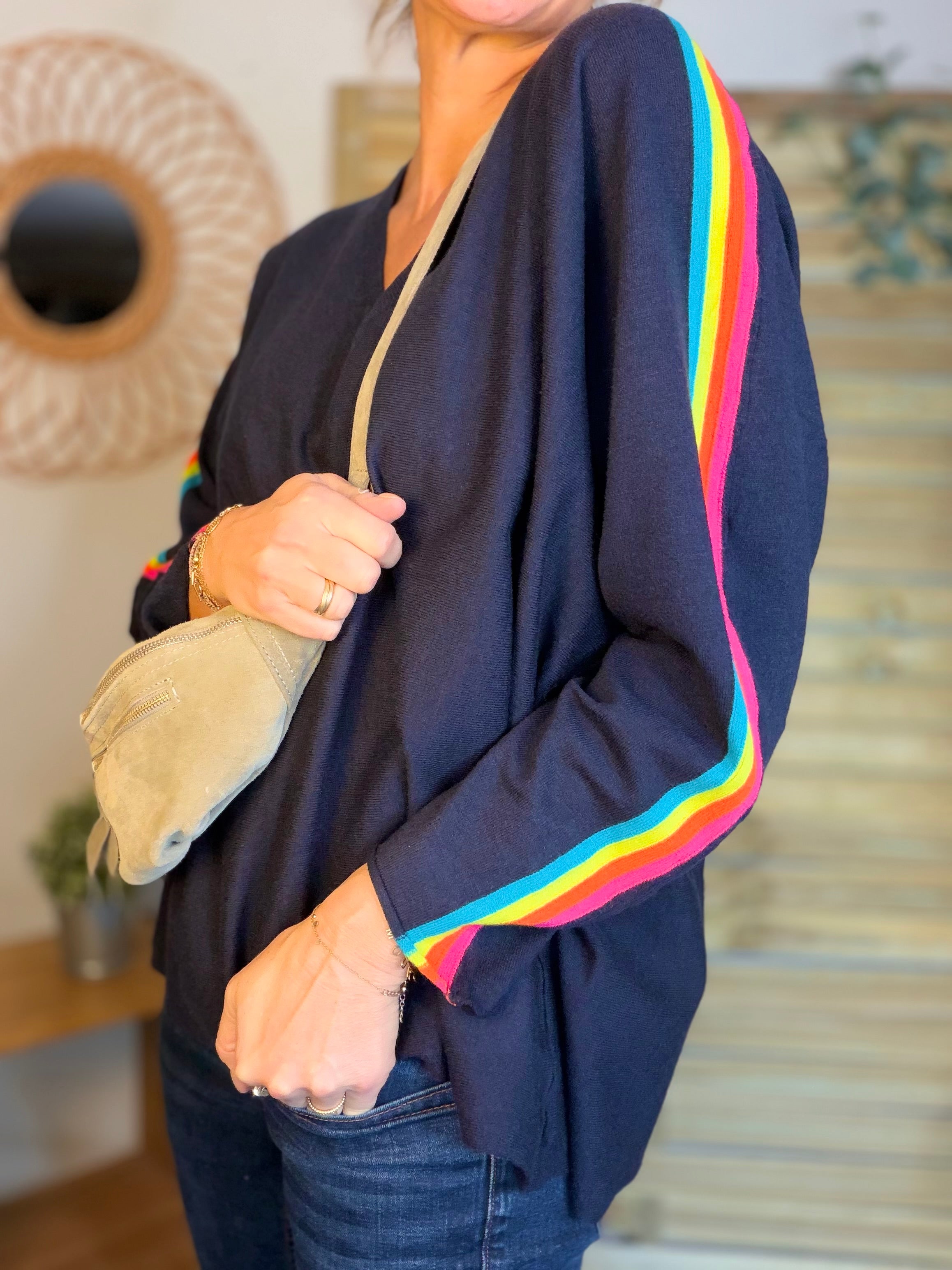 Pull fin avec bandes colorées, col V - RAINBOW OVERSIZE 🌈 Bleu marine