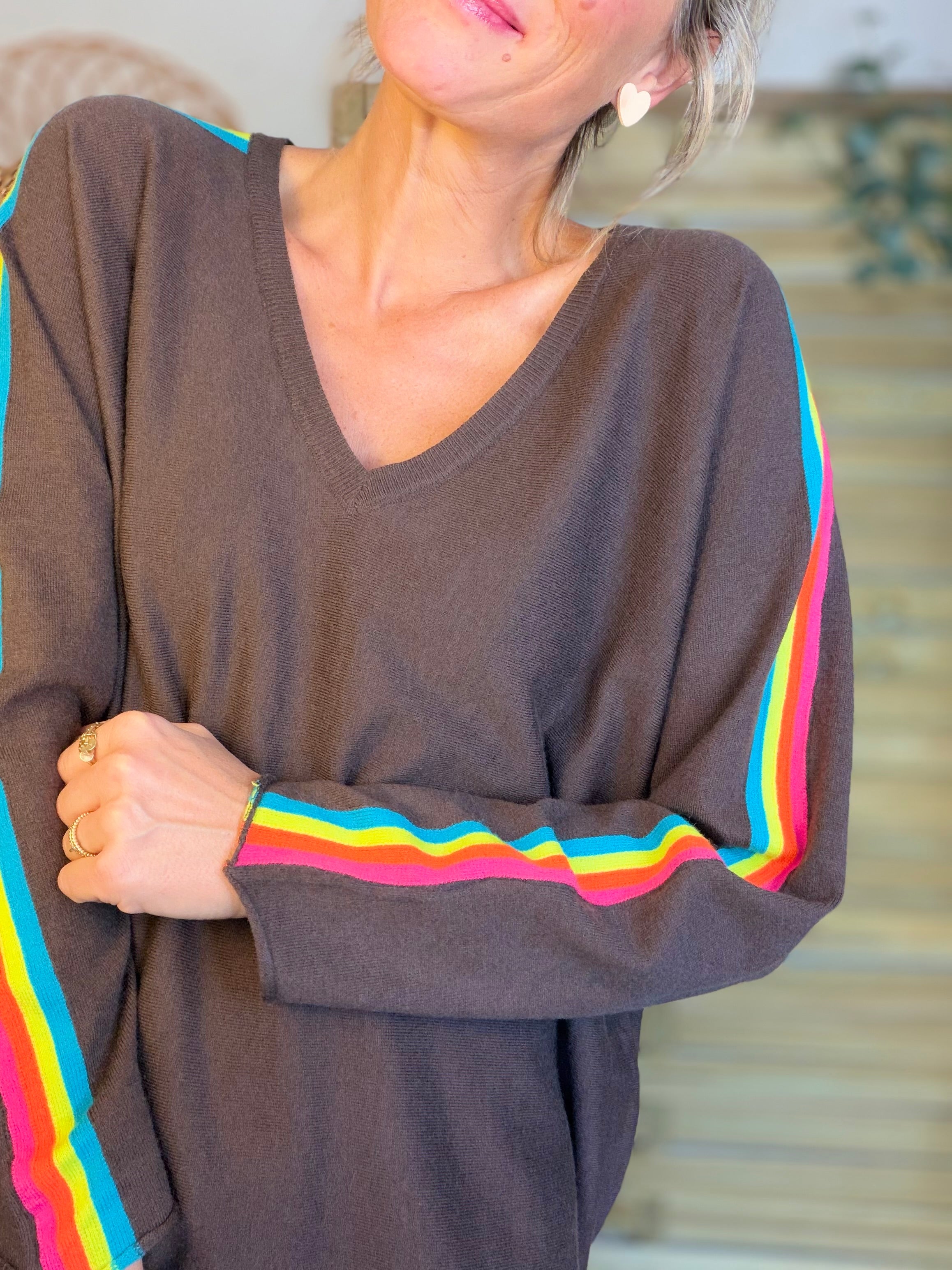 Pull fin avec bandes colorées, col V - RAINBOW OVERSIZE 🌈 Chocolat