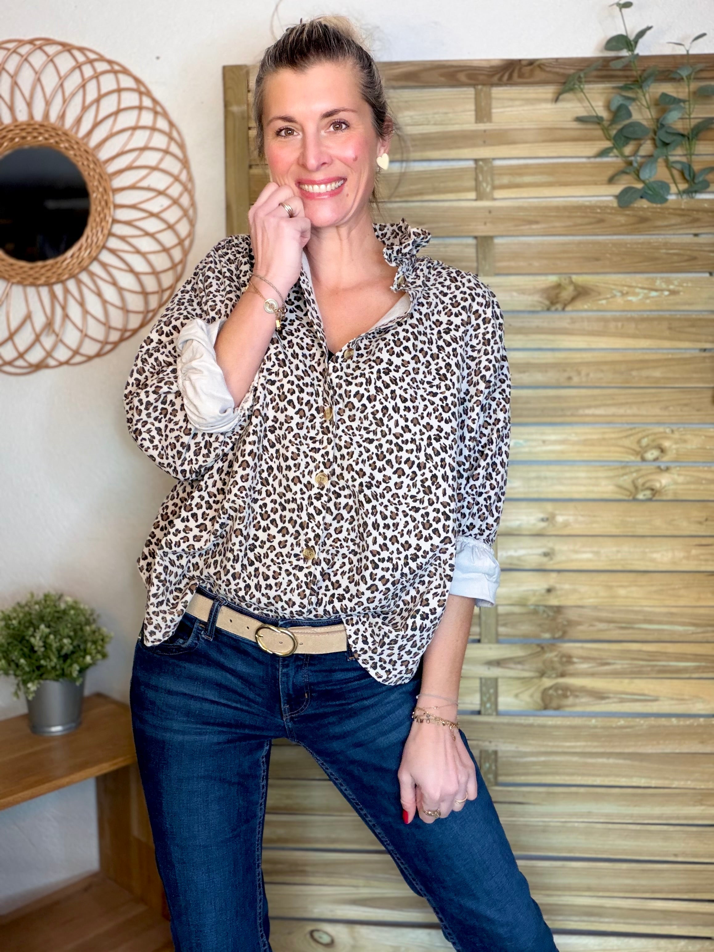 Chemise en velours côtelé fin coton, col volanté FRIDA - Léo beige 🐆