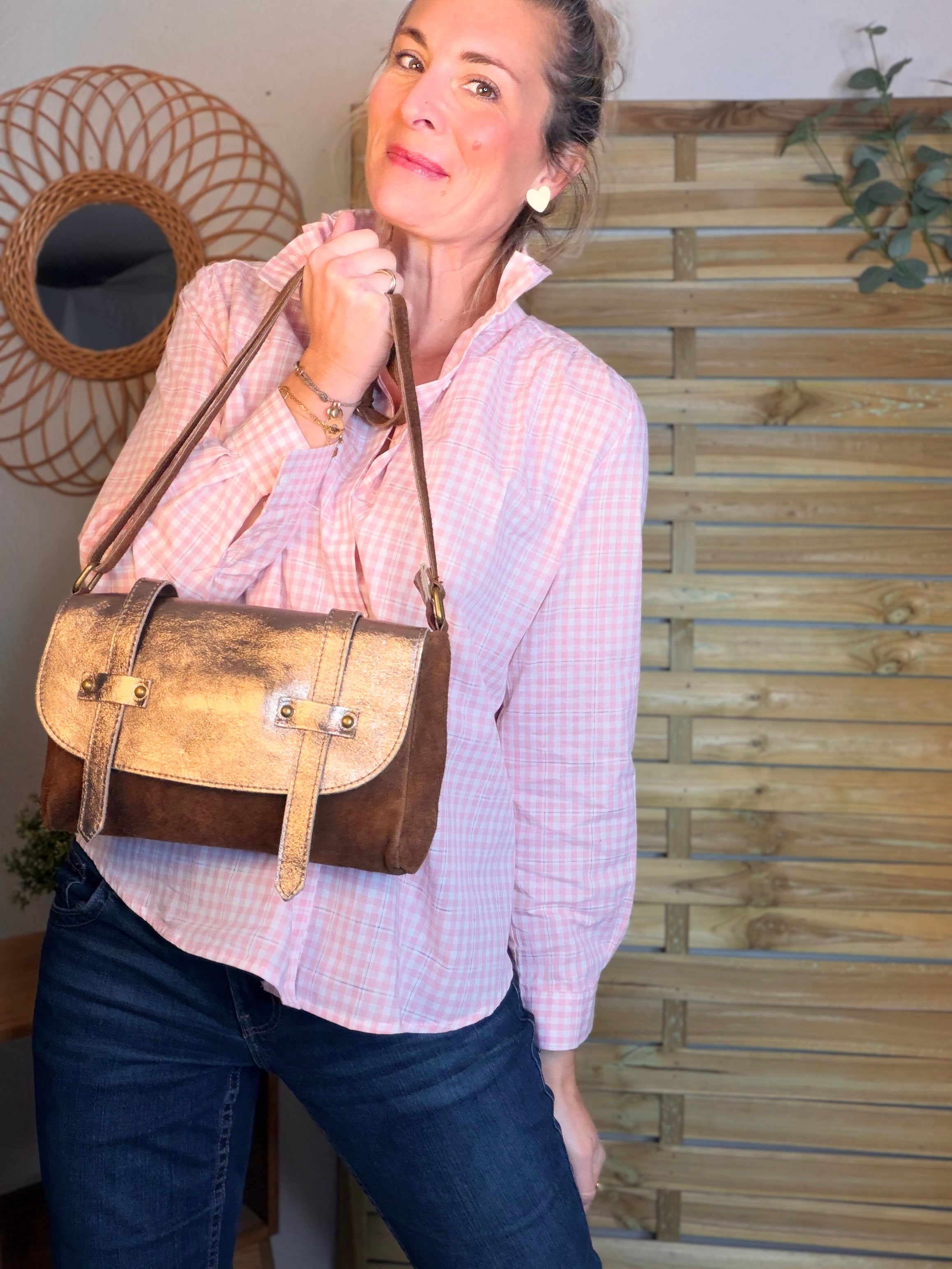 Sac bandoulière en cuir daim et irisé ESMÉE - Choco / Beige