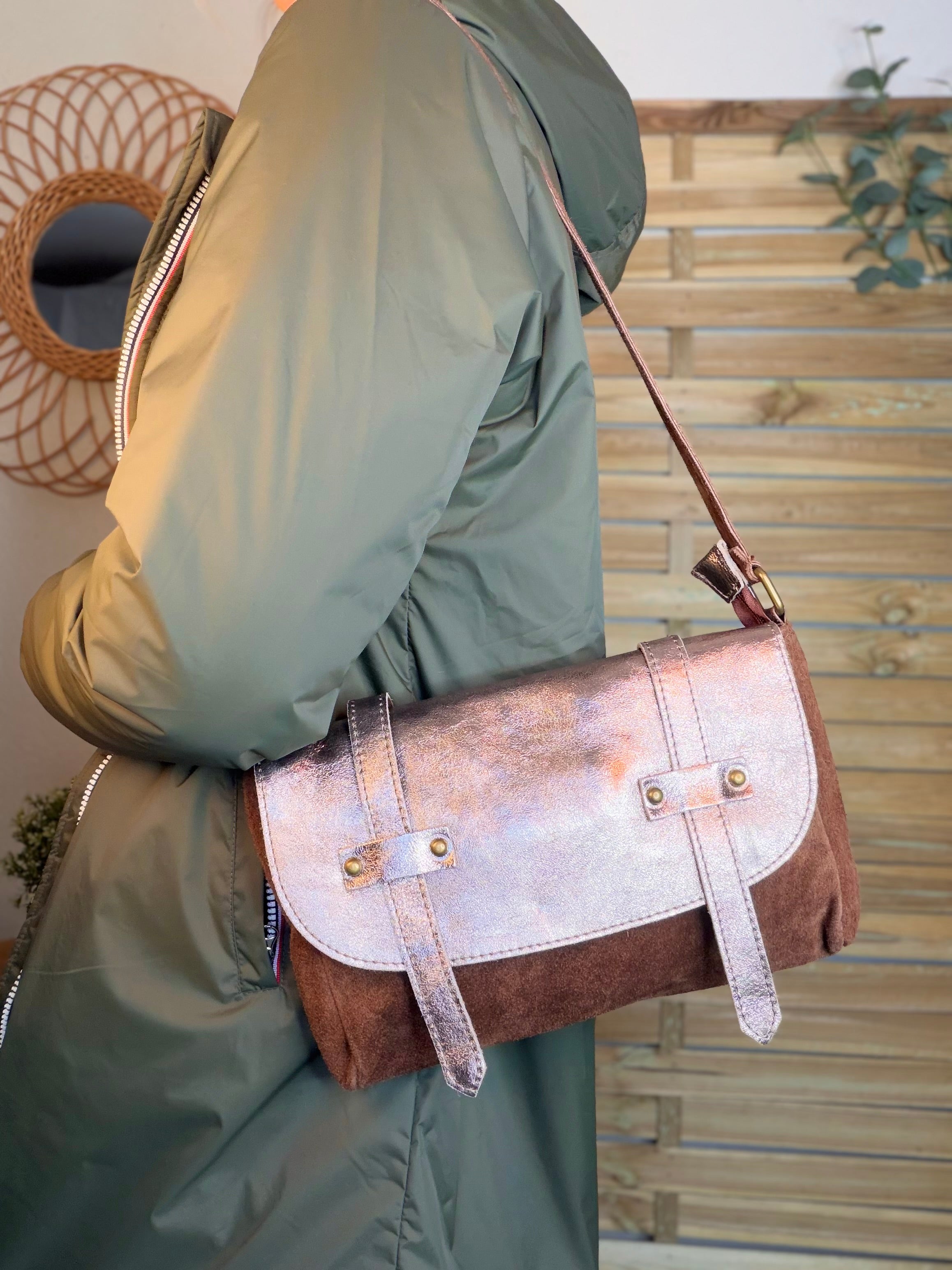 Sac bandoulière en cuir daim et irisé ESMÉE - Choco / Beige