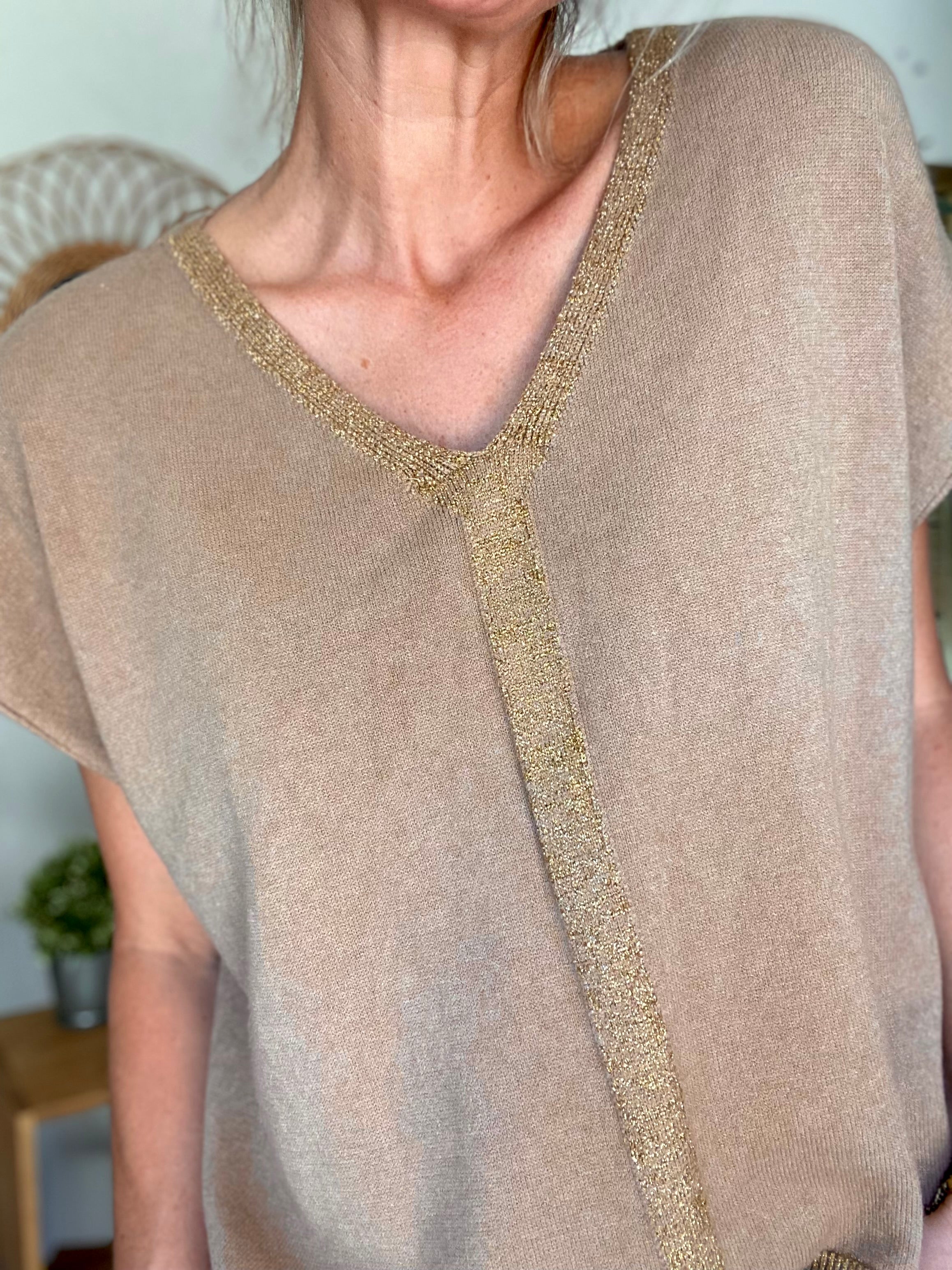 Pull fin avec lurex doré, col V - GISÈLE - Camel